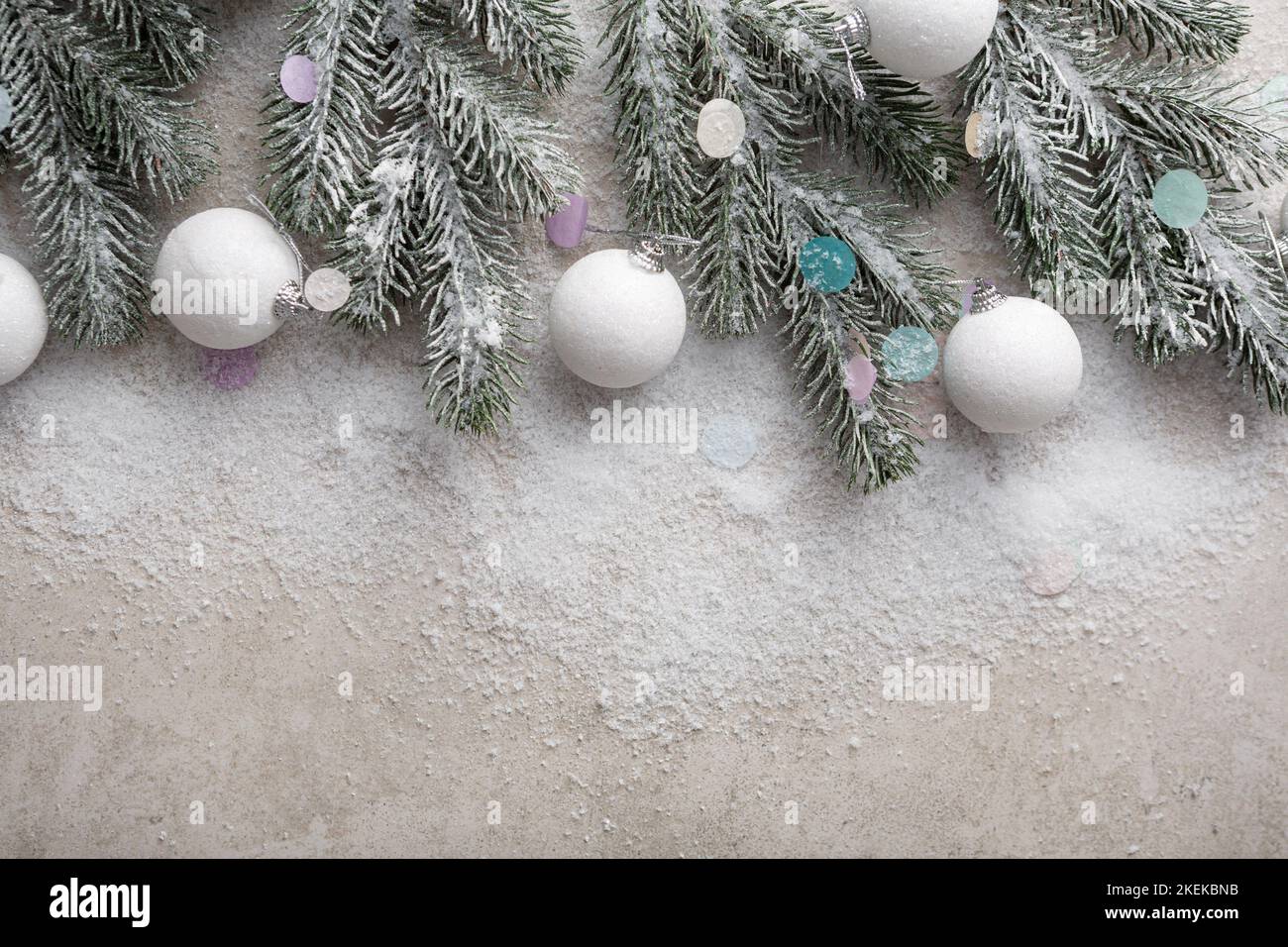 Sfondo invernale di Natale con decorazioni bianche neve copia spazio Foto Stock