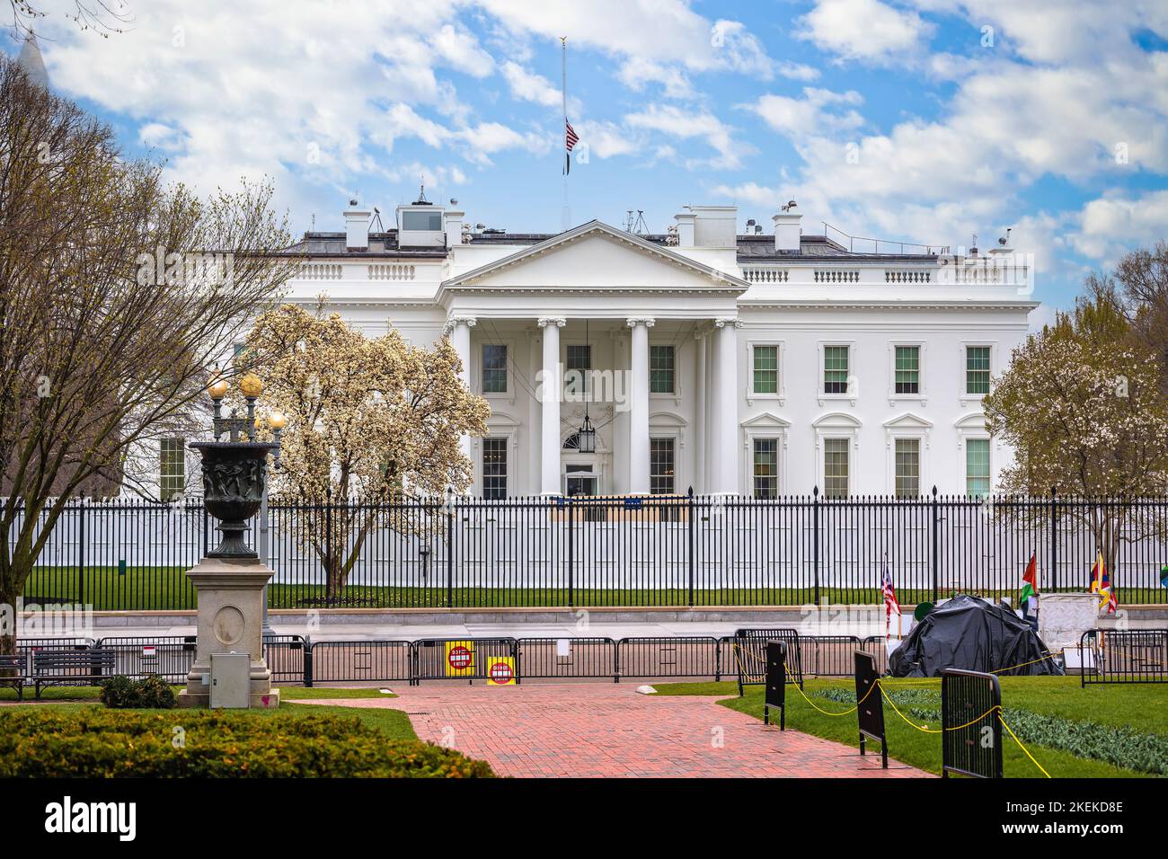 Facciata della Casa Bianca da Pennsylvania Avenue vista primaverile, Washington DC, capitale degli Stati Uniti Foto Stock
