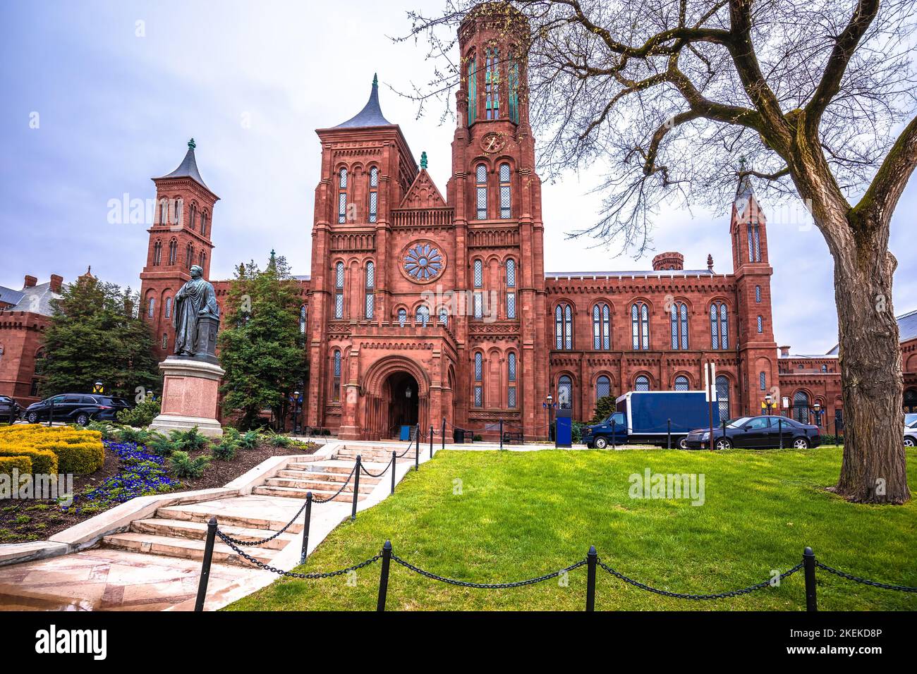 Smithsonian Castle sulla vista del National Mall, Washington DC, capitale degli Stati Uniti Foto Stock