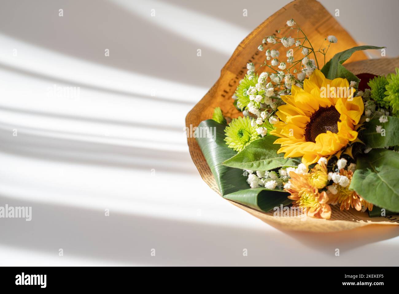Bouquet di fiori avvolti in carta Foto Stock