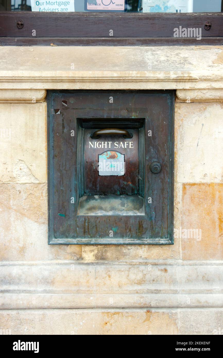 Vecchio tradizionale sicurezza in metallo sicurezza notte al muro della banca Lloyds in Malvern Worcestershire Foto Stock