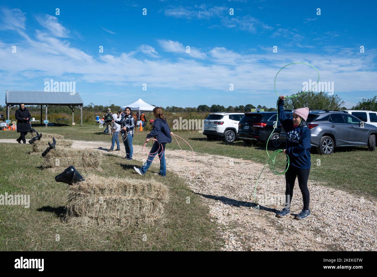 Ragazze giovani che praticano il lancio della corda in un parco locale. Houston, Texas, Stati Uniti. Foto Stock