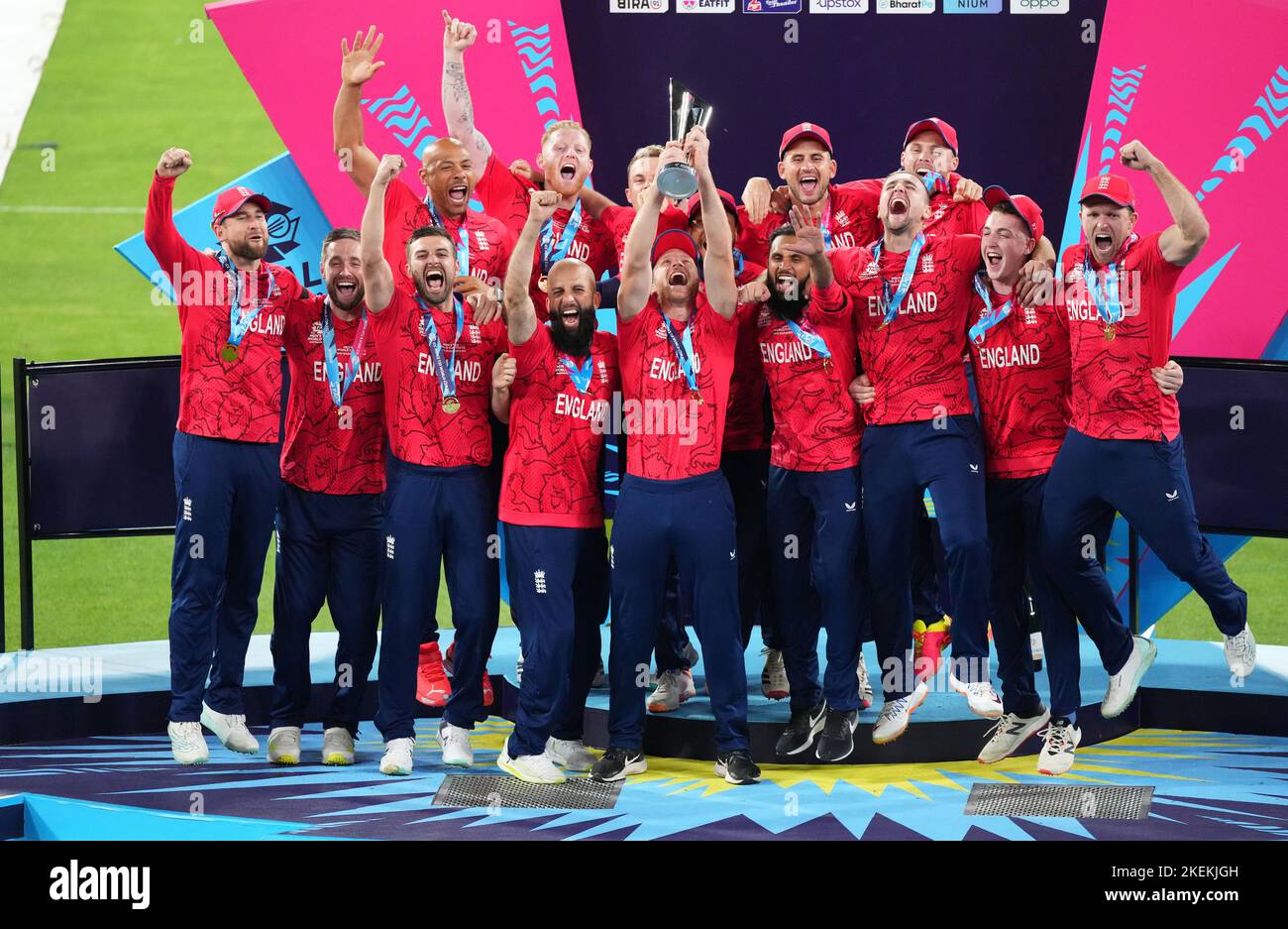 L'Inghilterra solleva il trofeo dopo aver vinto la finale di Coppa del mondo T20 al Melbourne Cricket Ground, Melbourne. Data immagine: Domenica 13 novembre 2022. Foto Stock