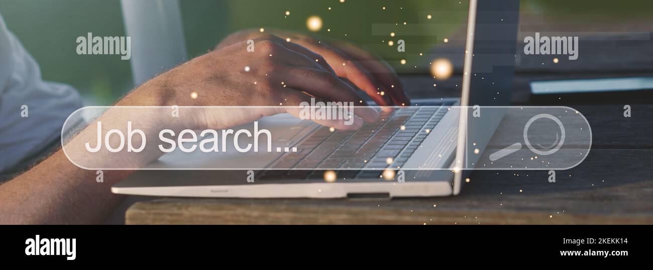 Ampio concetto orizzontale di una persona che cerca un lavoro on-line utilizzando un computer portatile e la ricerca di offerte Internet. Disoccupazione e recr. Di assunzione Foto Stock