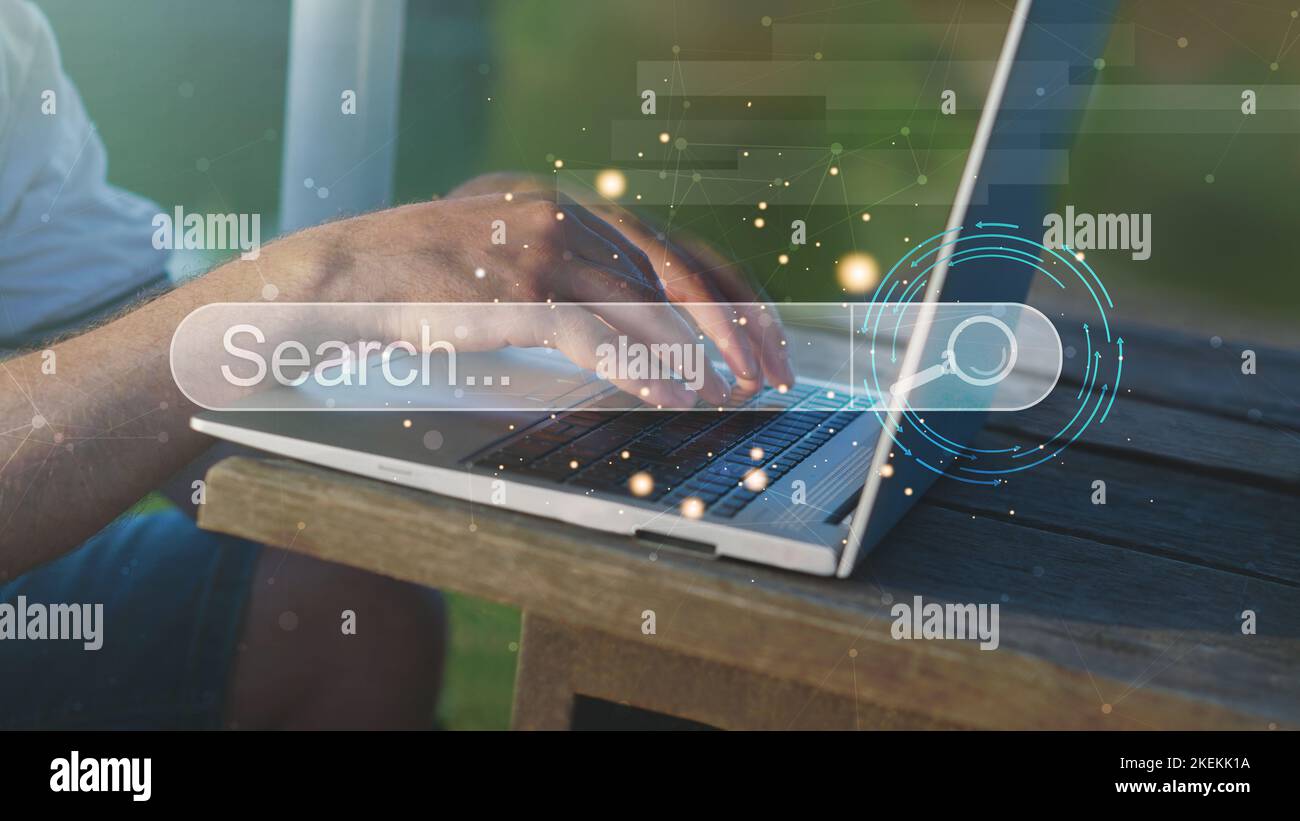 Uomo d'affari che usa il laptop alla ricerca di internet dаta. Concetto di ottimizzazione dei motori di ricerca dei dati. Foto Stock