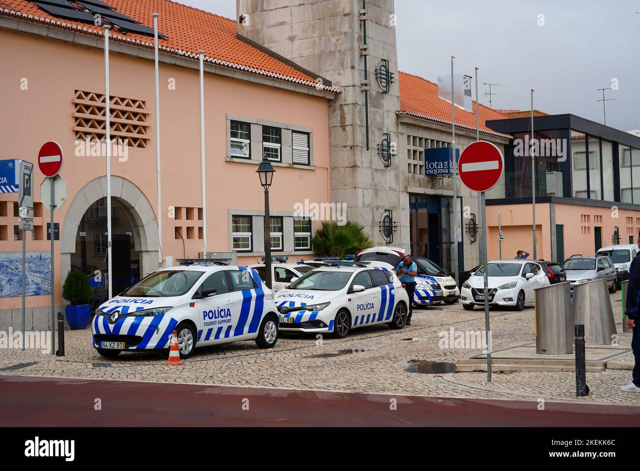 Cascais, Portogallo - 2022 settembre: Auto della polizia di Cascais fuori dalla stazione di polizia Foto Stock