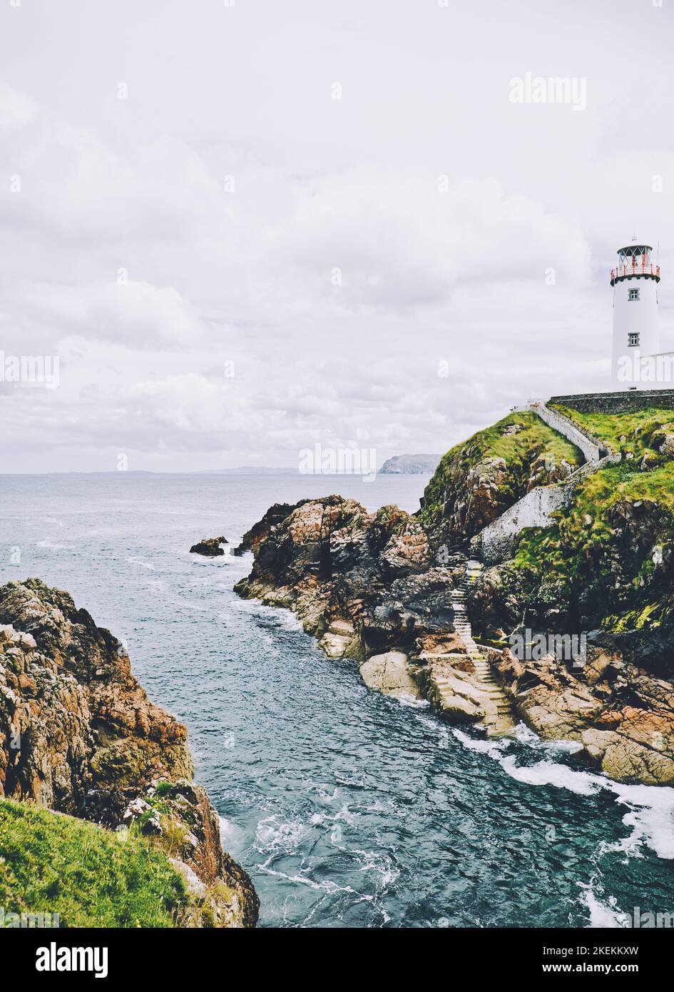 Faro di Fanad Head sulla costa atlantica selvaggia dell'Irlanda occidentale, Fanad Head, Penisola di Fanad, Contea di Donegal, Irlanda Foto Stock