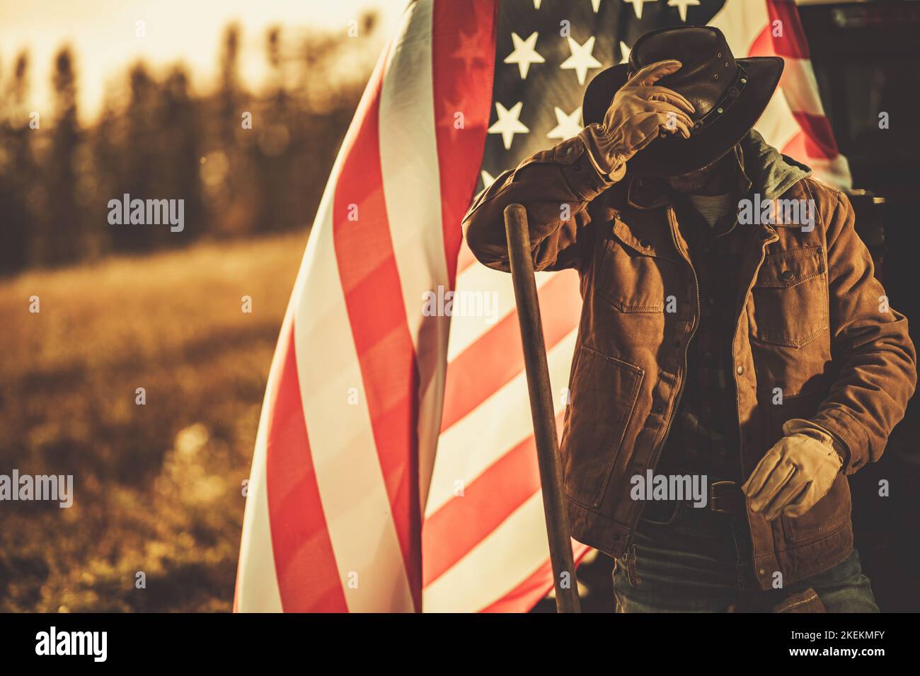 American Cowboy Rancher di fronte alla bandiera nazionale degli Stati Uniti d'America. Tema patriottico. Foto Stock