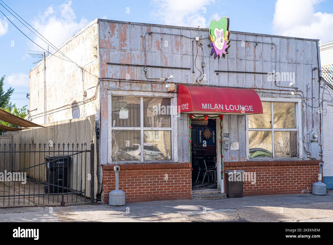 NEW ORLEANS, LA, USA - 15 DICEMBRE 2019: Vista completa del bar del quartiere della lounge di Milano in via Milano nel centro di New Orleans Foto Stock