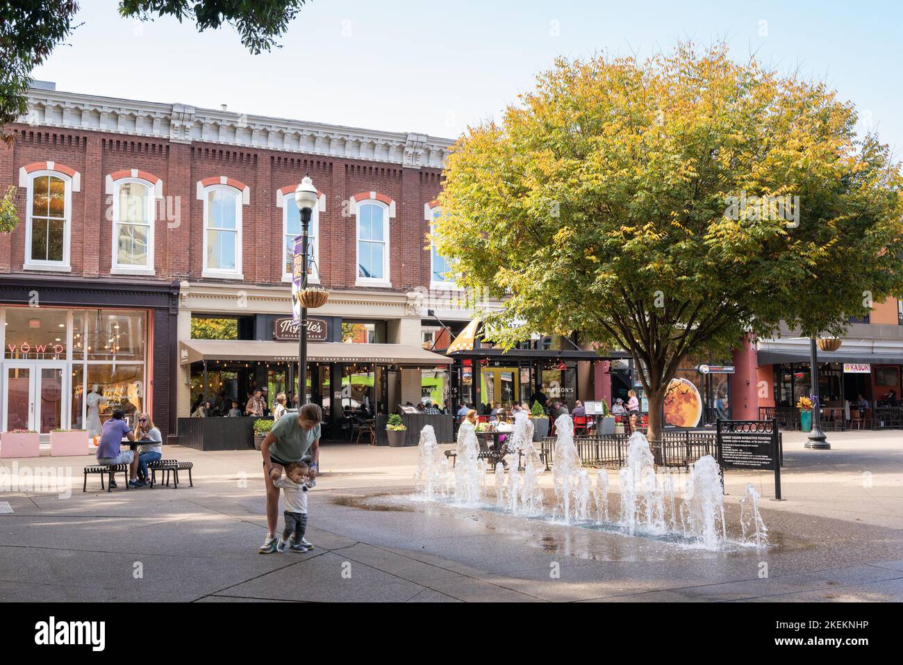 Knoxville, Tennessee, - 28 ottobre 2022: Scena di strada del centro storico di Knoxville Tennessee in una giornata di sole autunno in un quartiere storico. Foto Stock