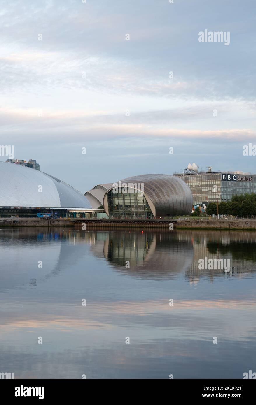 Glasgow Science Centre e Torre sul lungomare di Pacific Quay al tramonto Foto Stock