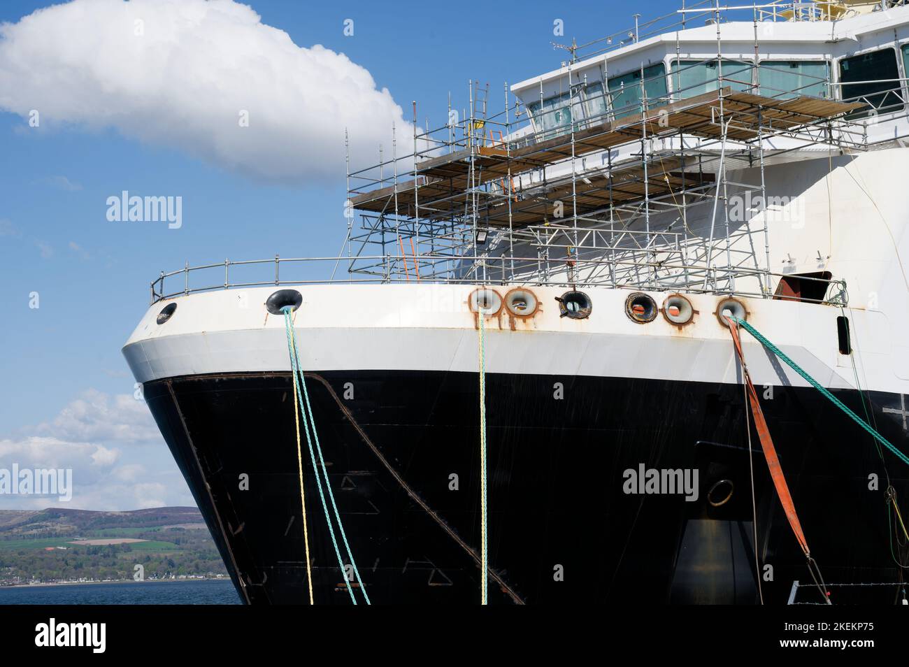 Costruzione di navi e gru durante la costruzione di traghetti circondati da ponteggi Foto Stock