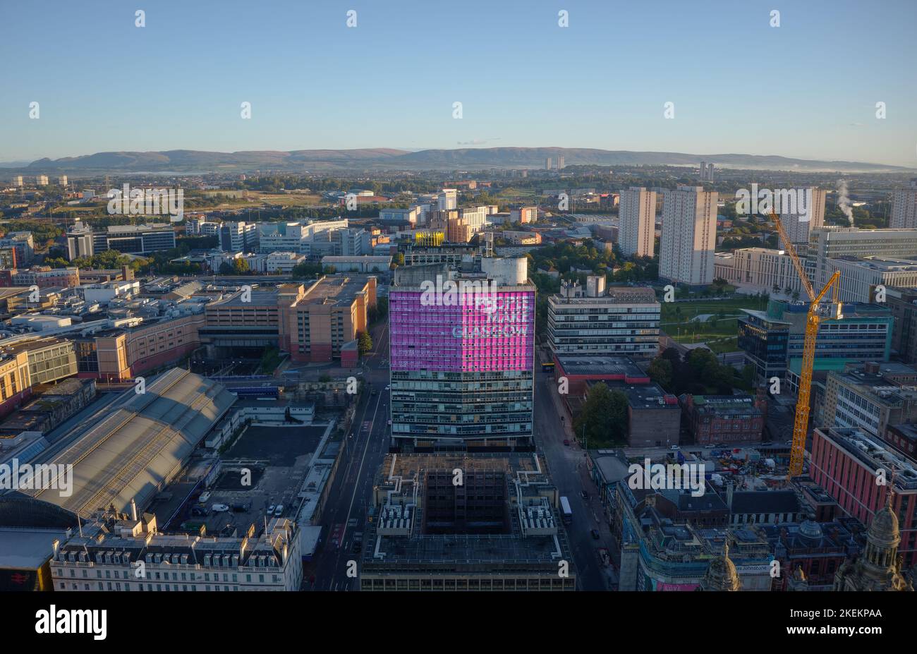 La vista aerea della gente fa un cartello di Glasgow sull'alto edificio della torre nel centro della città Foto Stock