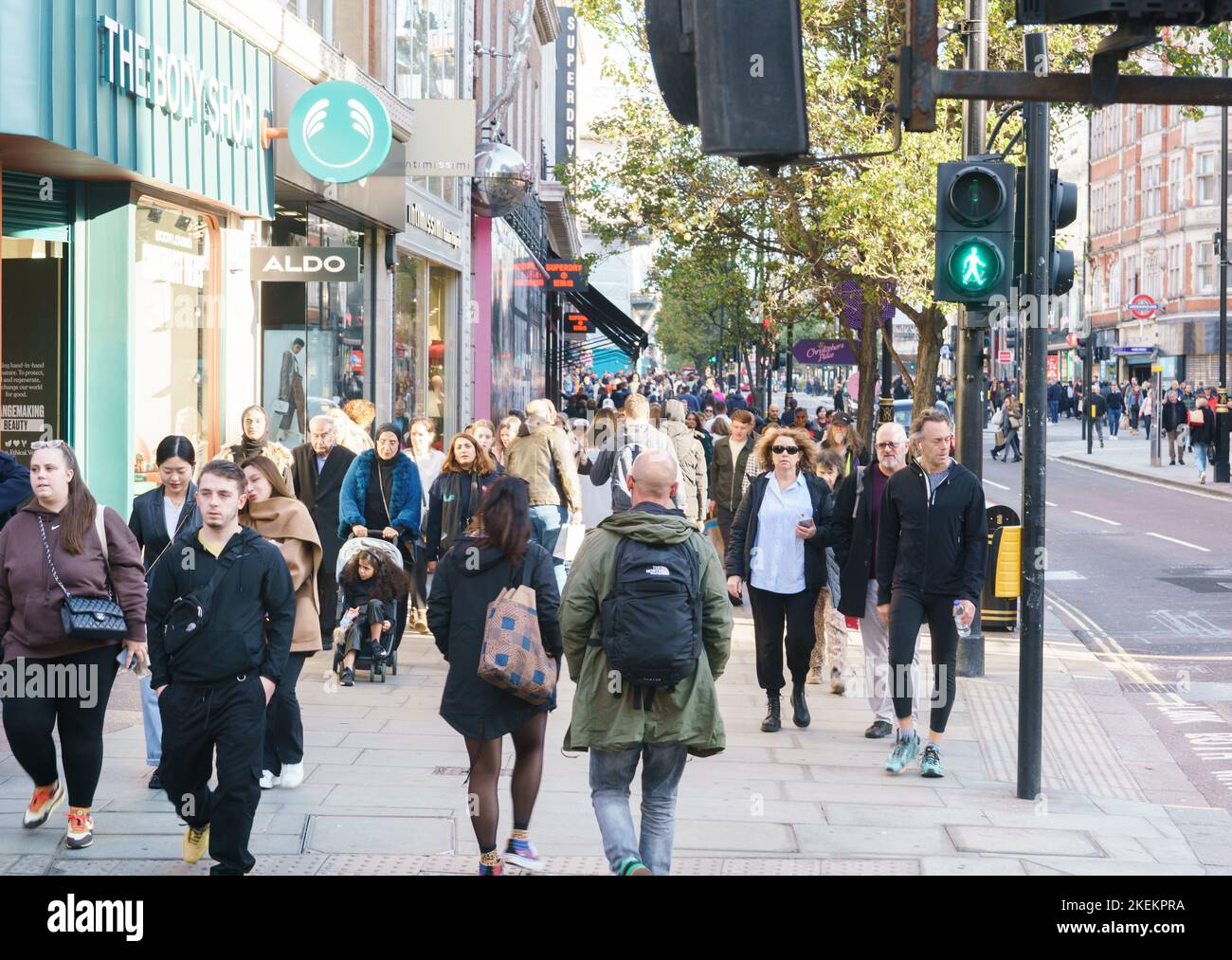 Gli amanti dello shopping a Oxford Street, Londra, Regno Unito, sabato di novembre. Foto Stock