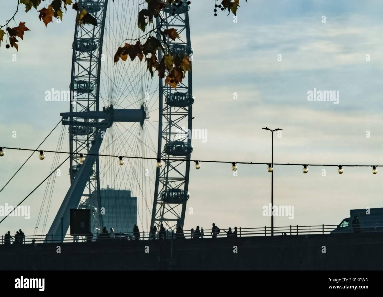 Vista laterale del London Eye - 2022 novembre, in un pomeriggio coperto Foto Stock Vista laterale del London Eye - 2022 novembre, in un pomeriggio coperto Foto Stock