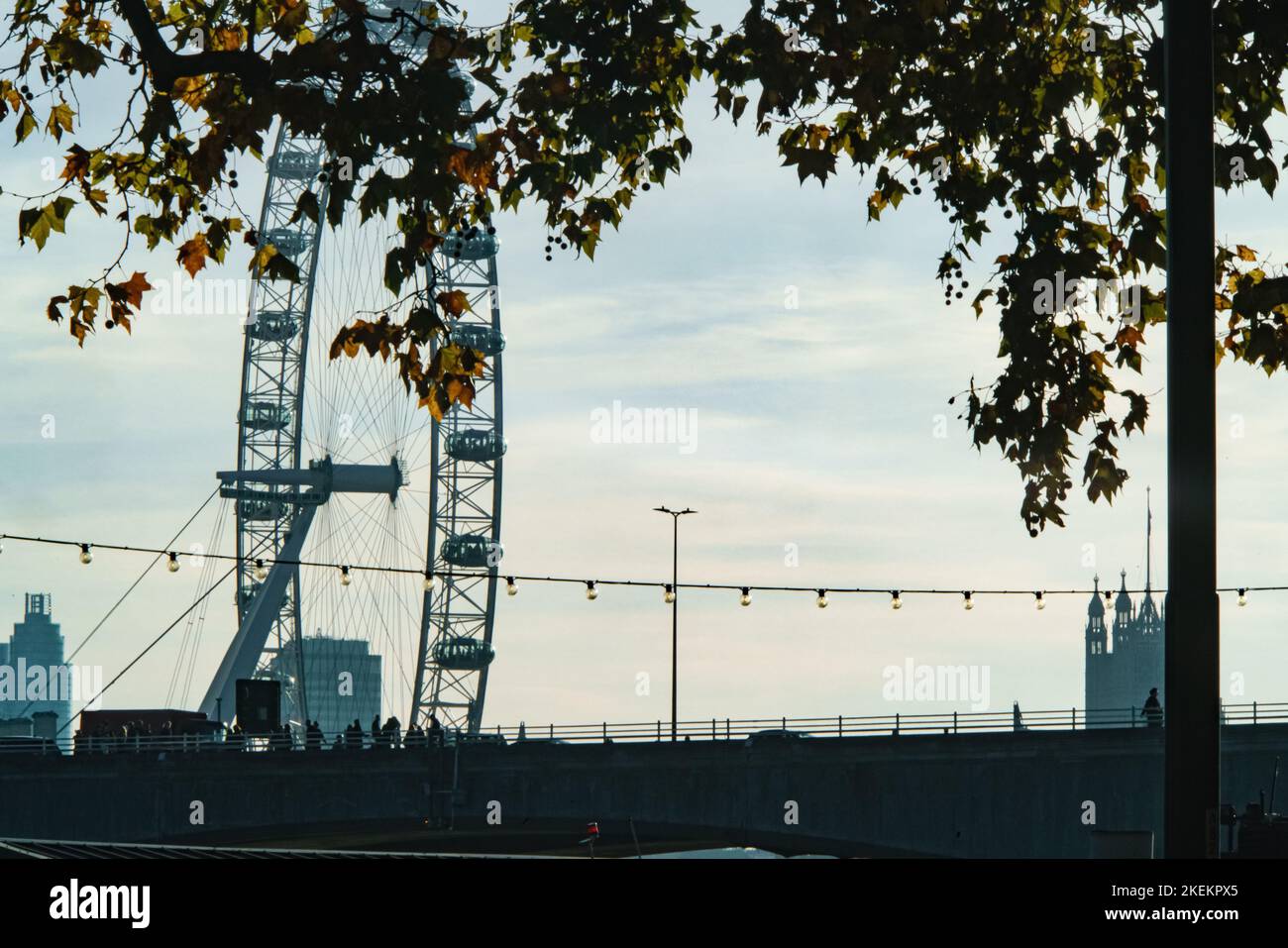 Vista laterale del London Eye - 2022 novembre, in un pomeriggio coperto Foto Stock Vista laterale del London Eye - 2022 novembre, in un pomeriggio coperto Foto Stock