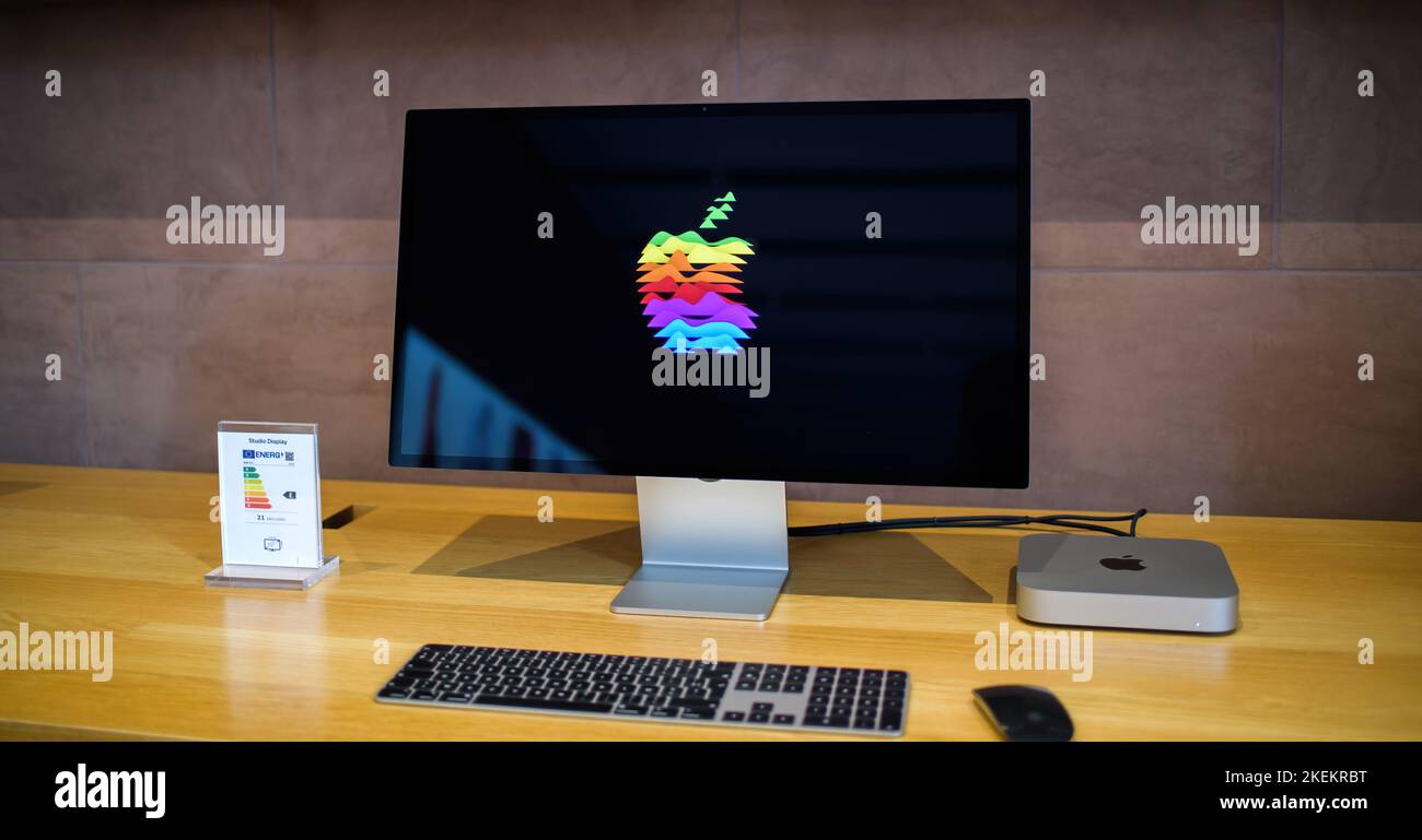 Parigi, Francia - 28 ottobre 2022: Nuova workstation MacMini computer Apple Computers con M2 M3 CPU collegata al monitor Retina Studio Display 5k che mostra il logotipo colorato Apple Foto Stock