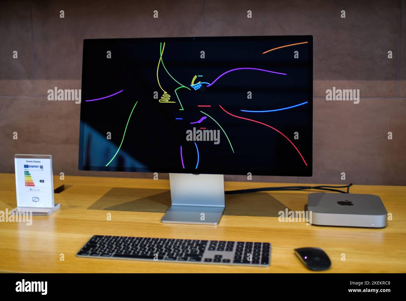 Parigi, Francia - 28 ottobre 2022: Vista frontale della nuova workstation MacMini computer Apple Computers con M2 M3 CPU collegata al monitor Retina Studio Display 5k che mostra il logotipo colorato Apple Foto Stock