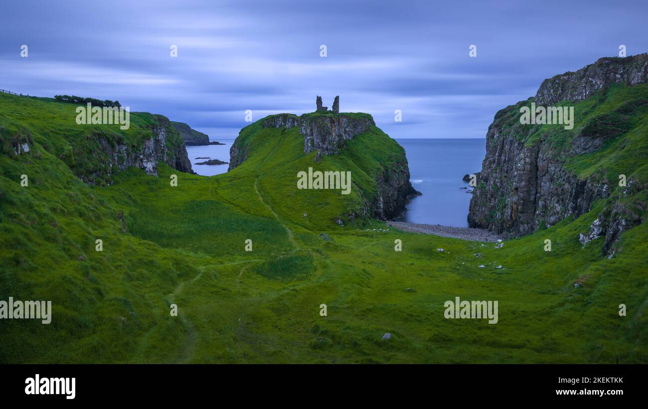 Dunseverick Castle; antico castello sulla costa di Antrim, Irlanda del Nord Foto Stock