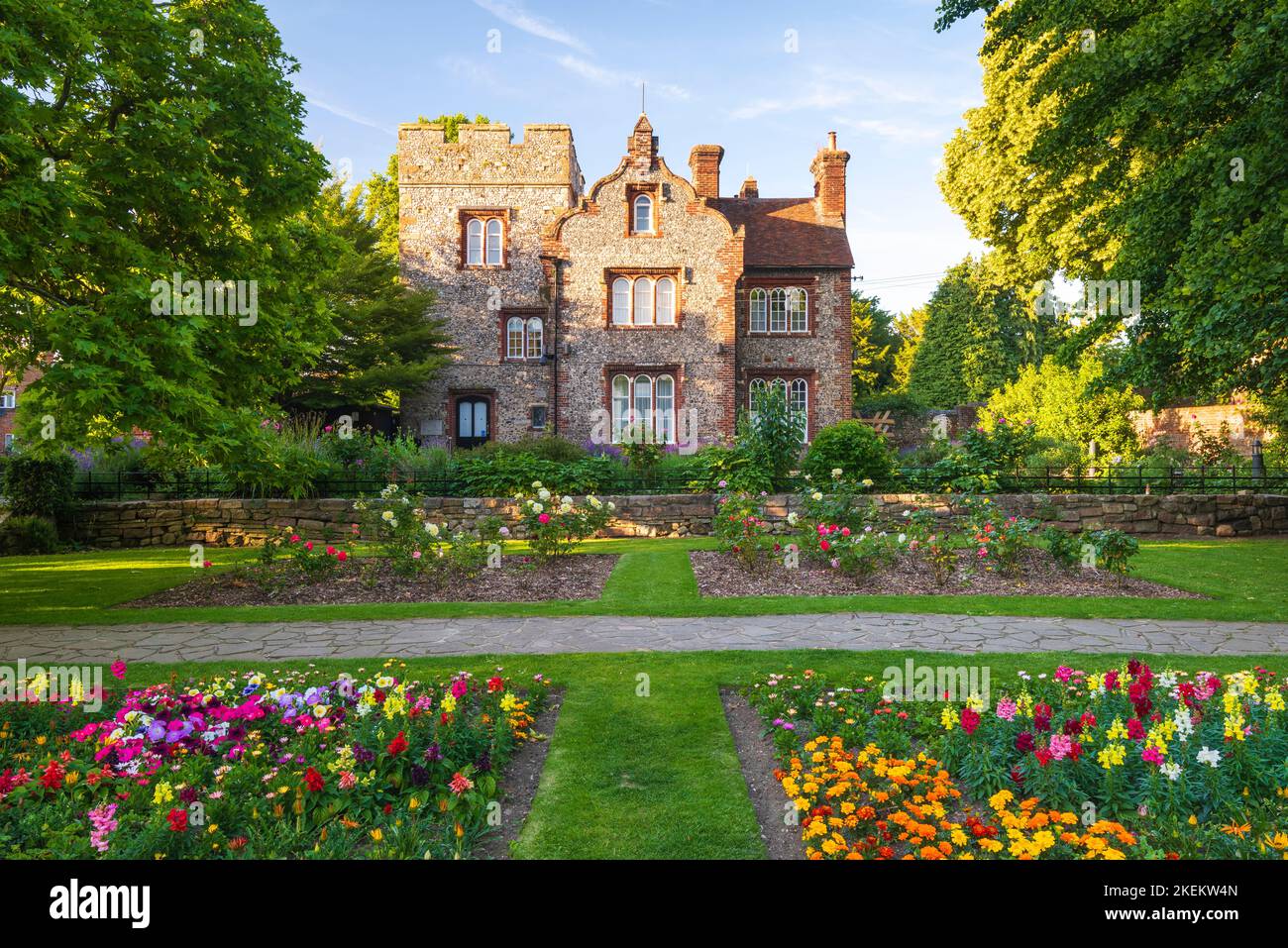 Tower House a Westgate Gardens; un bellissimo parco pubblico a Canterbury, Kent. Foto Stock