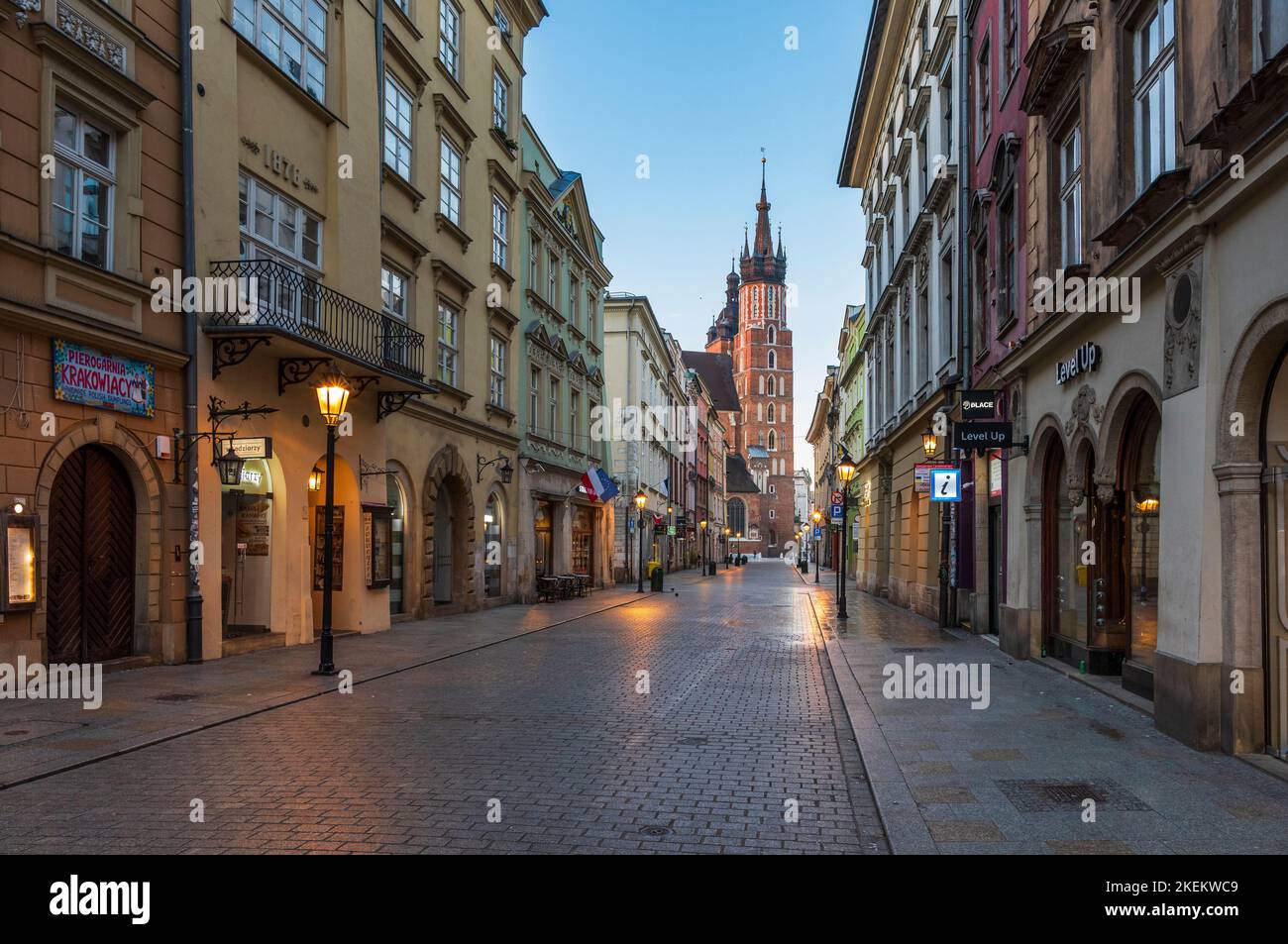 Vista lungo la Floriańska, una strada storica nella città vecchia di Cracovia, Polonia Foto Stock