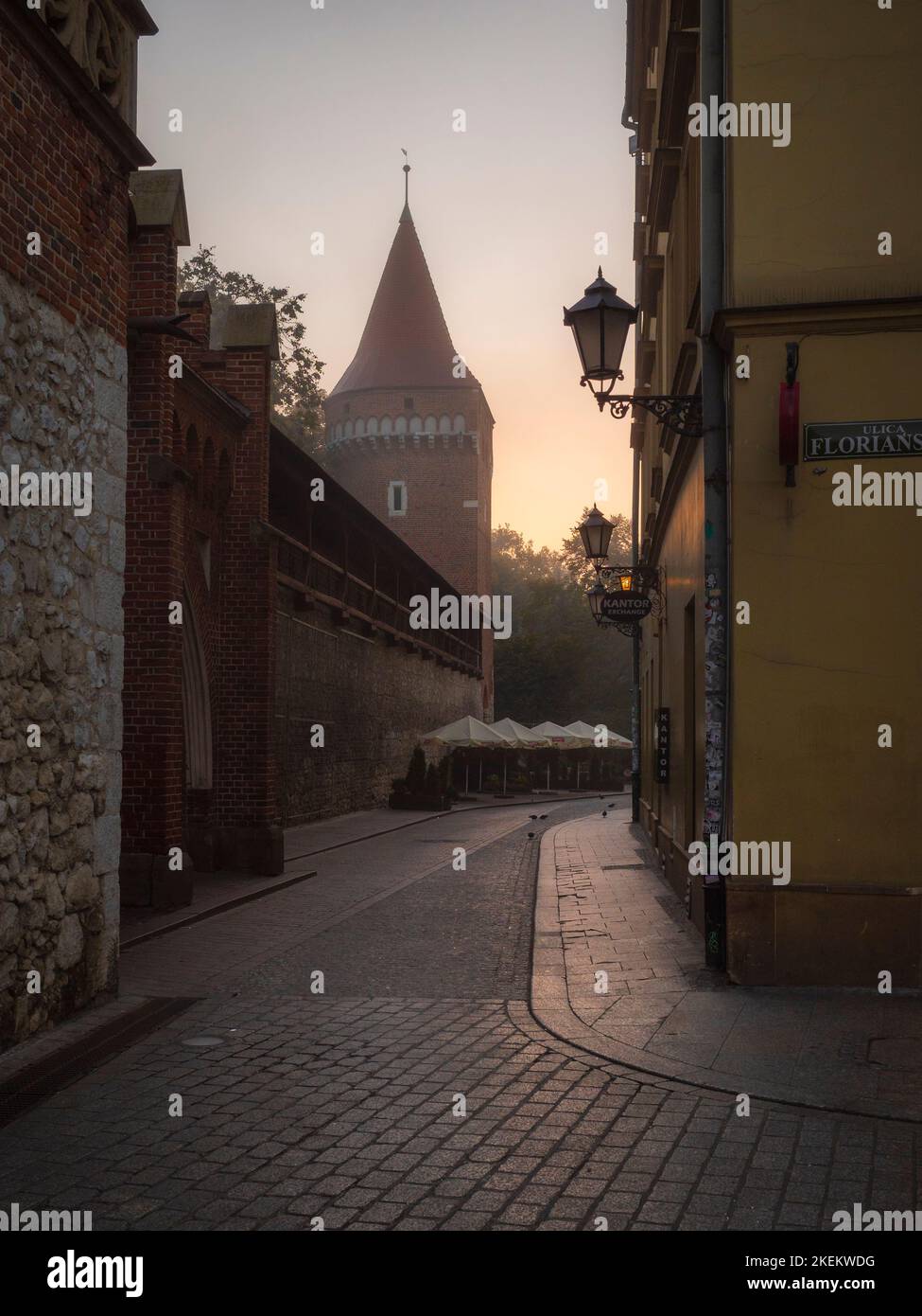 Tranquille strade prima dell'alba nella città vecchia di Cracovia, Polonia Foto Stock