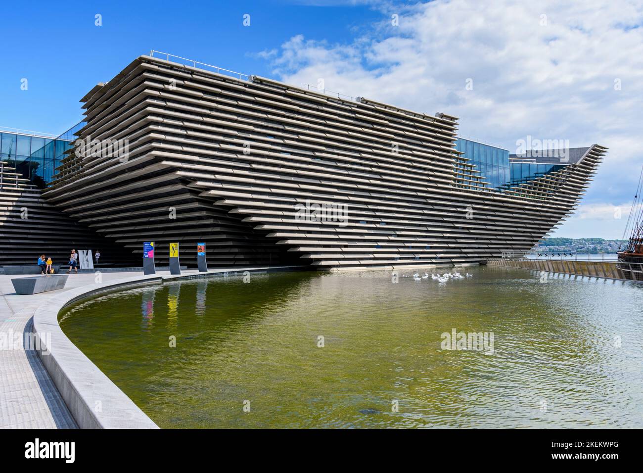 Il V&A Design Museum, Riverside Esplanade, Dundee, Scozia, Regno Unito. Architetto Kengo Kuma. Aperto a settembre 2018. Foto Stock