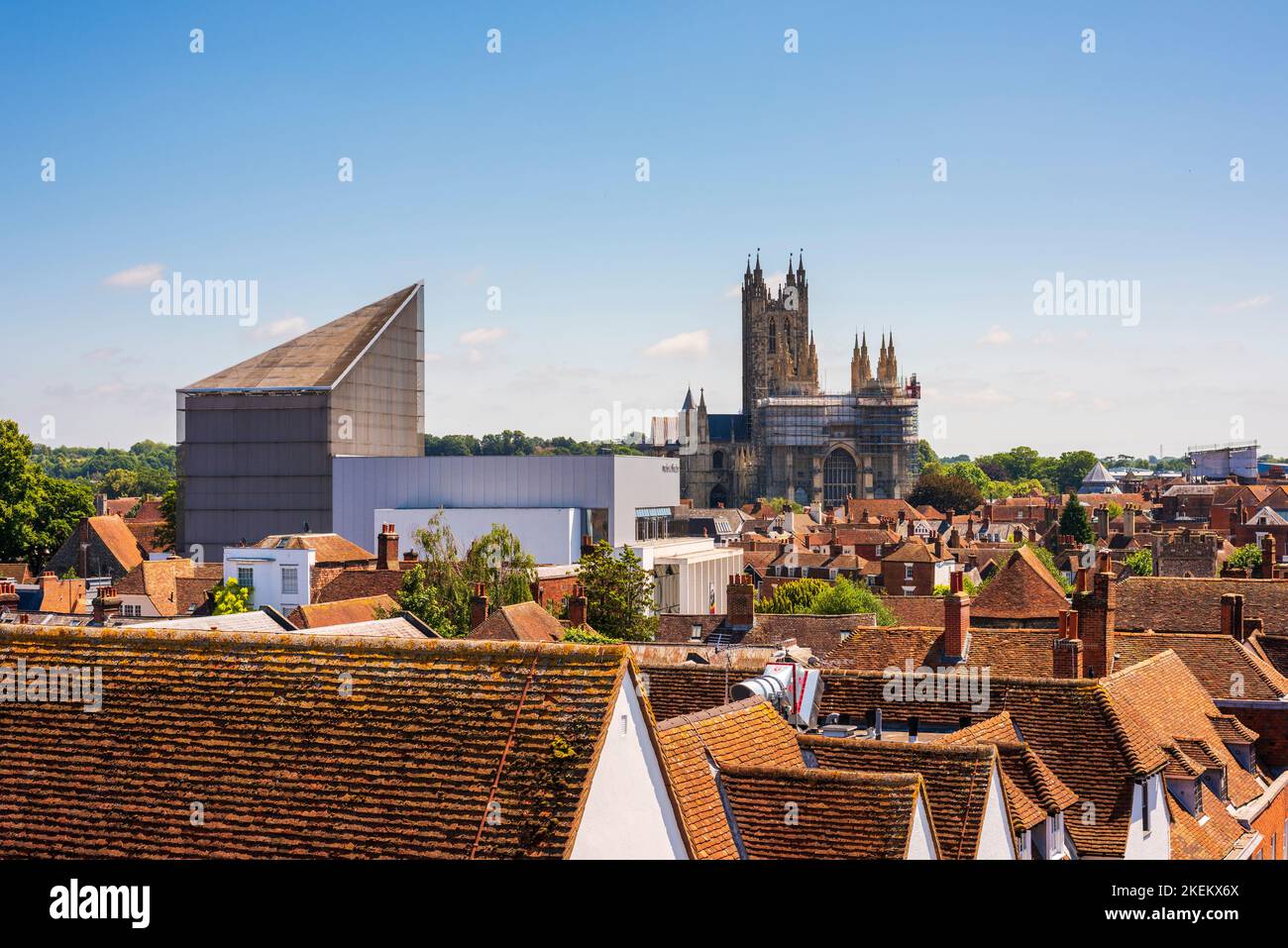 La Cattedrale di Canterbury e il Teatro Marlowe, visti dalla cima delle Westgate Towers Foto Stock