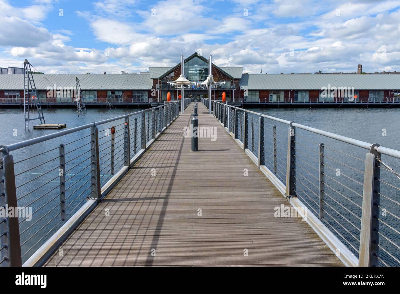 Il punto vendita al dettaglio e lo sviluppo del tempo libero di City Quay dal ponte pedonale che attraversa West Victoria Dock, Dundee, Scozia, Regno Unito Foto Stock