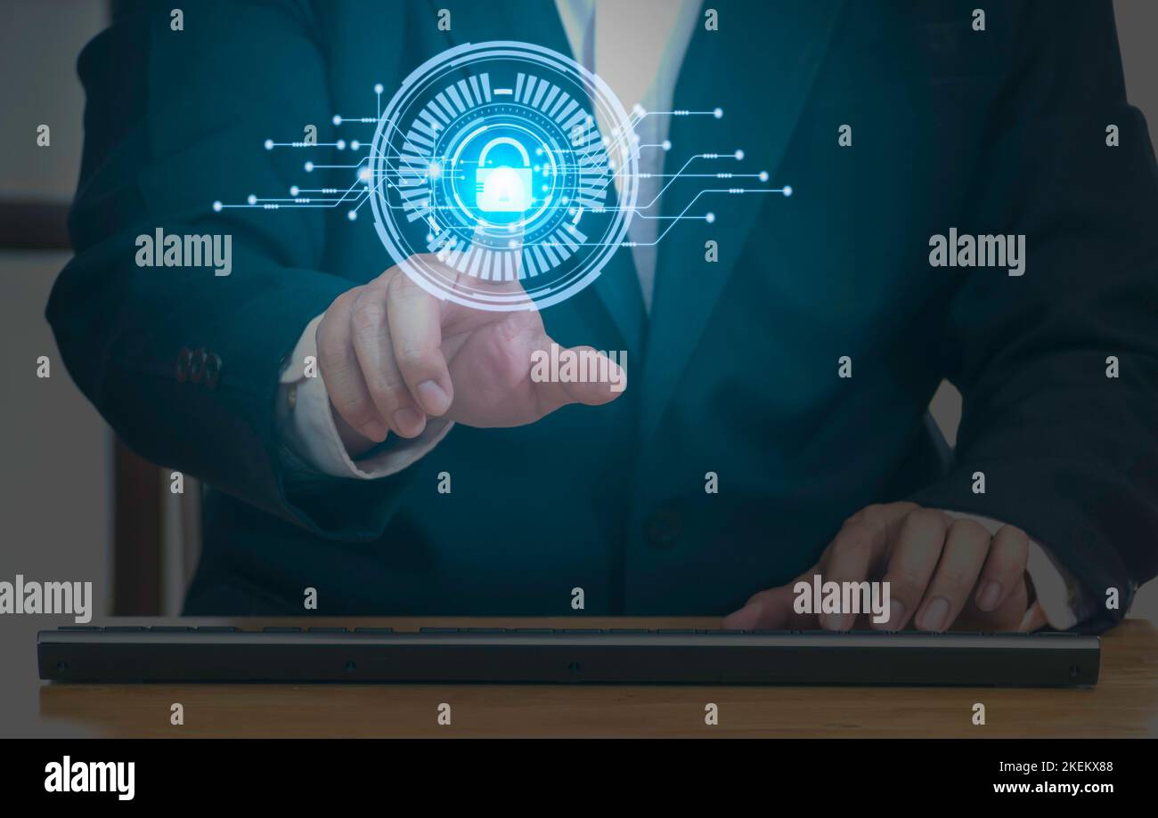 L'uomo d'affari preme sullo schermo digitale interfaccia analisi dei big data con protezione per proteggere da attacchi informatici e la sicurezza dei dati personali. Rete Foto Stock