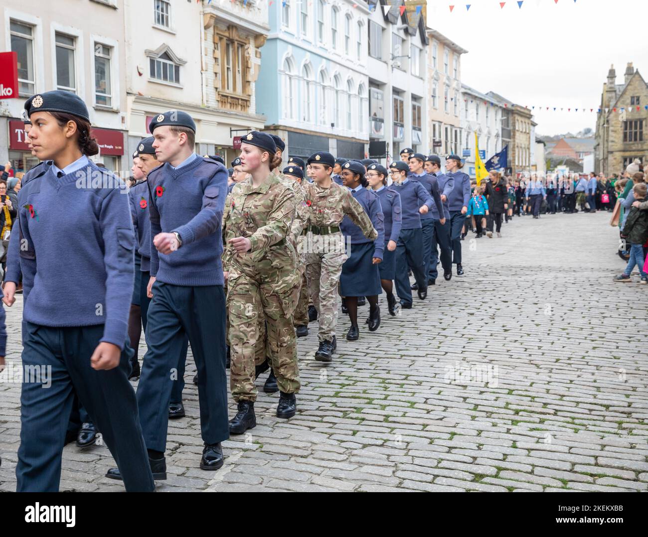 Truro, Cornovaglia, Regno Unito. 13th Nov 2022. Questo pomeriggio, la gente ha assistito ad una cerimonia di posa di Wreath al memoriale di guerra a Truro, in Cornovaglia. Una processione militare si fermò per salutare il Signore-tenente di sua Maestà il Re per la Cornovaglia col e T Bolitho OBE, che si unì poi ad una processione civica che conduceva alla formazione della Guardia d'onore in alta Croce. Credit: Keith Larby/Alamy Live News Foto Stock