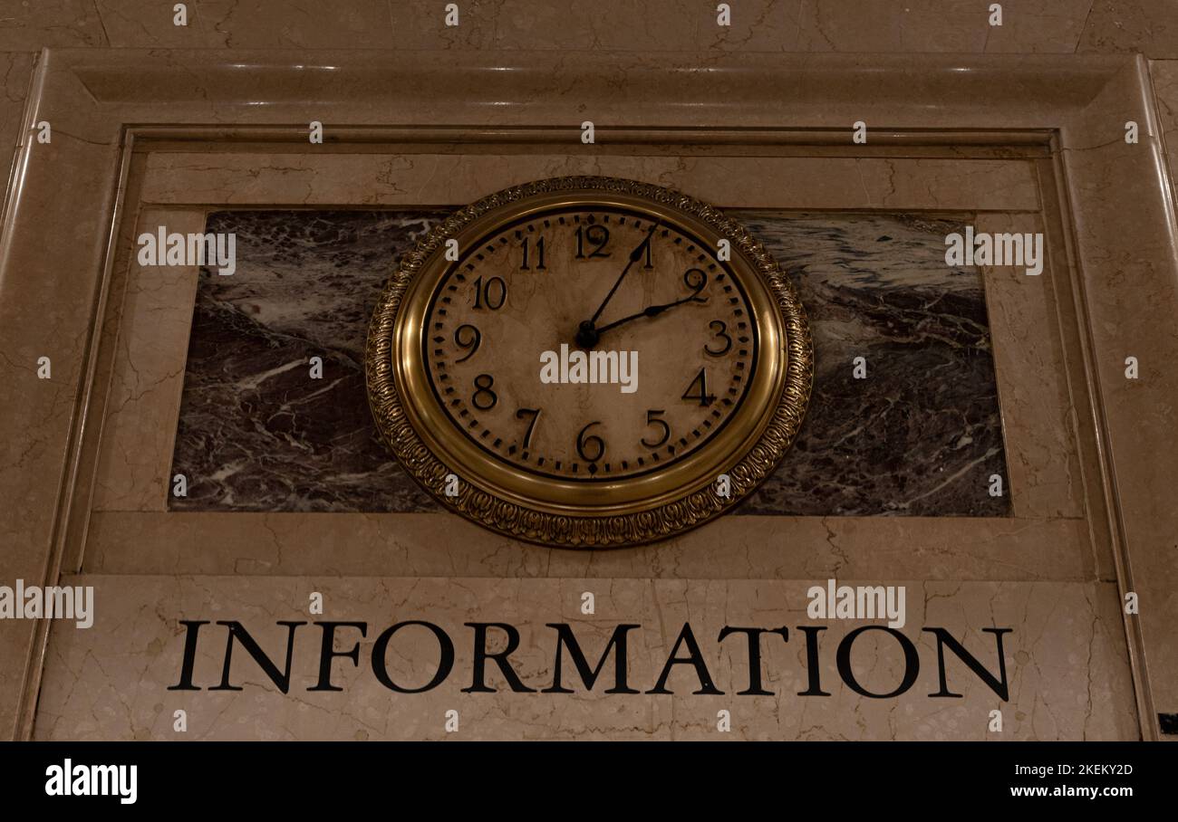 Vecchio orologio d'epoca su pareti di marmo nel Grand Central Terminal, New York City, USA. Orologio della stazione ferroviaria presso il banco informazioni. Foto Stock