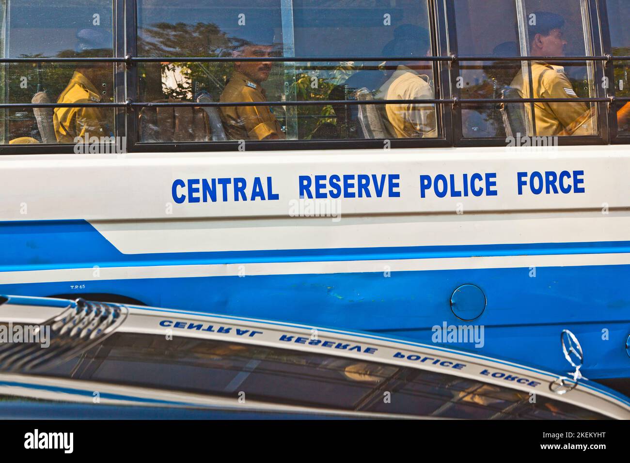 Delhi, India - 11 novembre 2011: Ufficiali dalla riserva centrale in autobus a Delhi, India. La forza di polizia della riserva centrale è un'organizzazione del settore privato Foto Stock