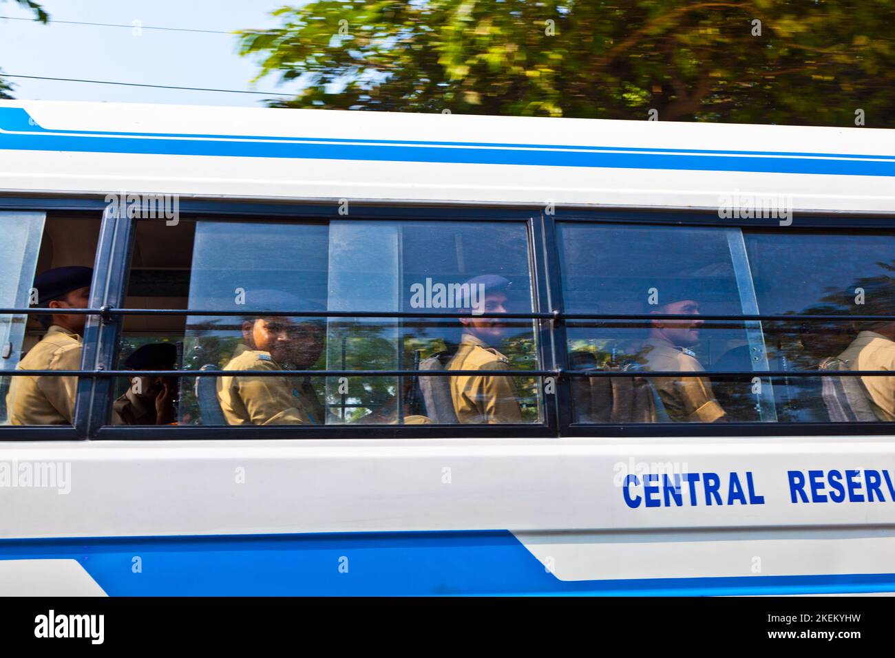 Delhi, India - 11 novembre 2011: Ufficiali dalla riserva centrale in autobus a Delhi, India. La forza di polizia della riserva centrale è un'organizzazione del settore privato Foto Stock