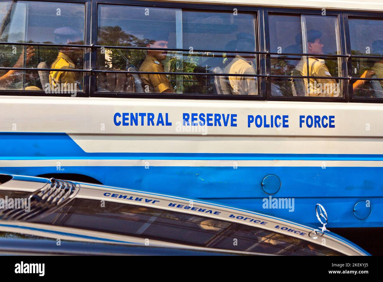 Delhi, India - 11 novembre 2011: Ufficiali dalla riserva centrale in autobus a Delhi, India. La forza di polizia della riserva centrale è un'organizzazione del settore privato Foto Stock