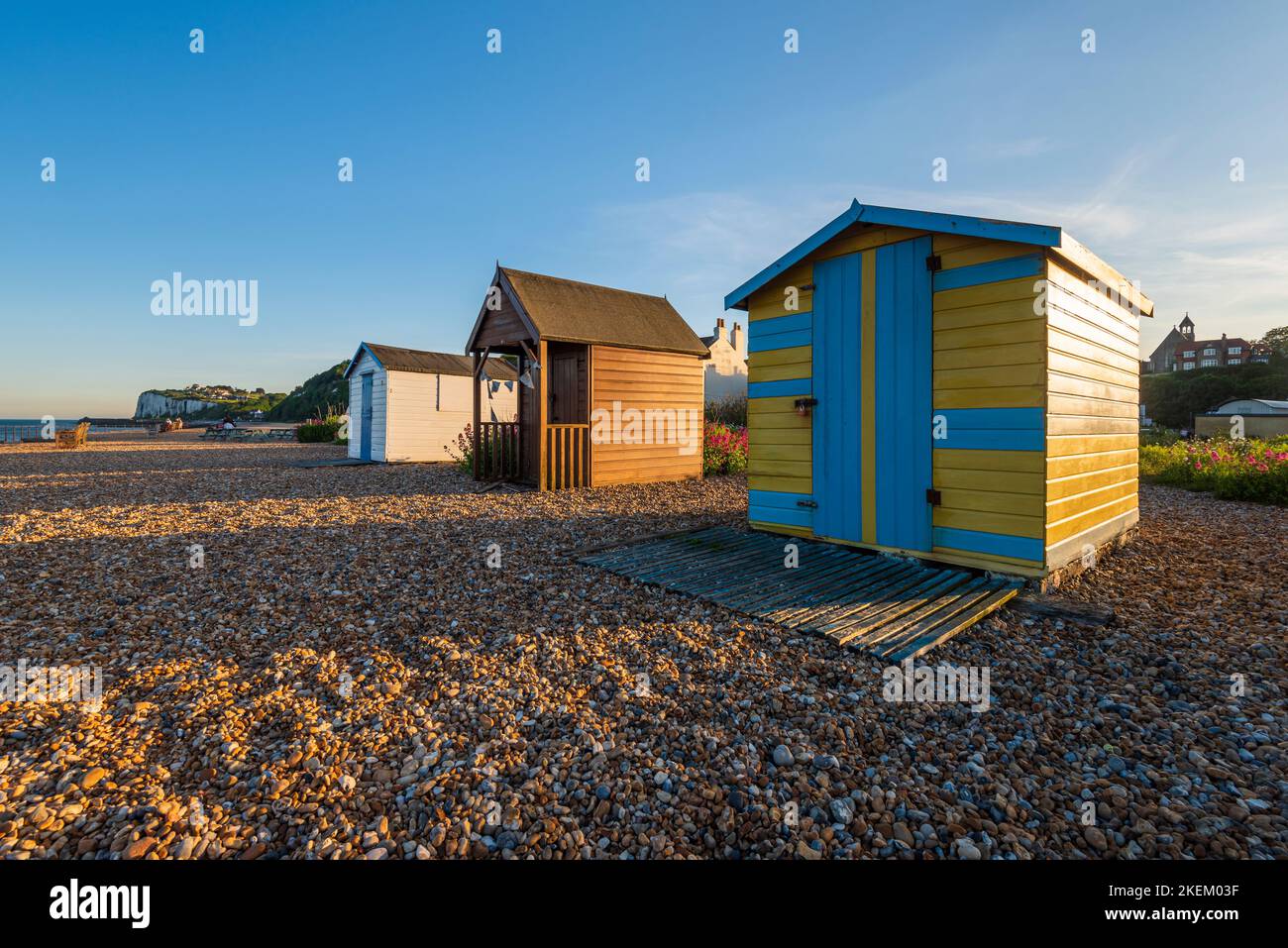 Pittoresca spiaggia di capanne sulla riva a Kingsdown, trattare, Kent. Foto Stock