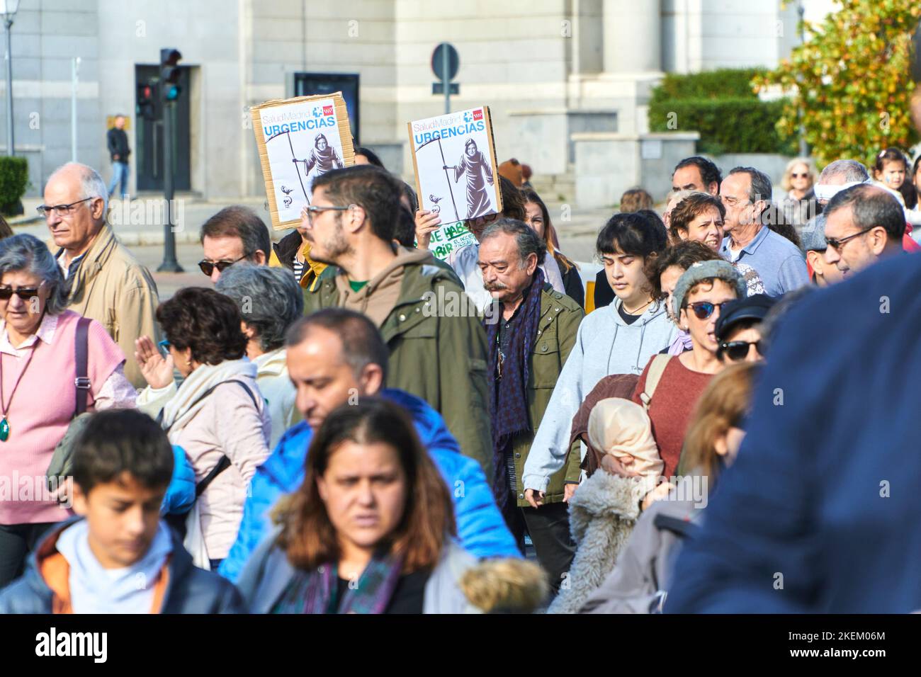 Madrid, Spagna; 11132022; manifestanti a favore della salute pubblica spagnola camminare insieme con cartelli contro Isabel Diaz Ayuso Foto Stock