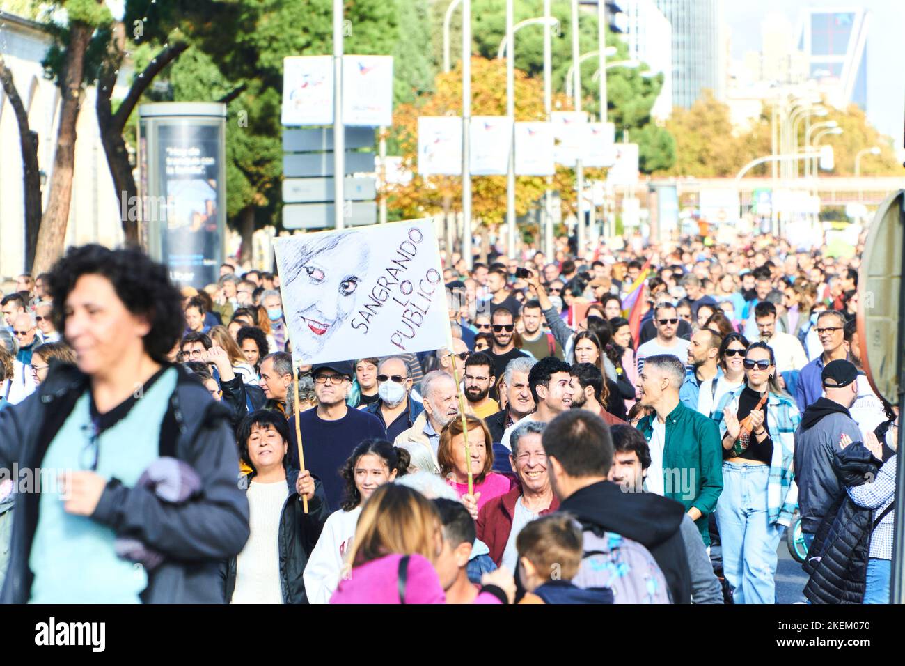 Madrid, Spagna; 11132022; manifestanti a favore della salute pubblica spagnola camminare insieme con cartelli contro Isabel Diaz Ayuso Foto Stock