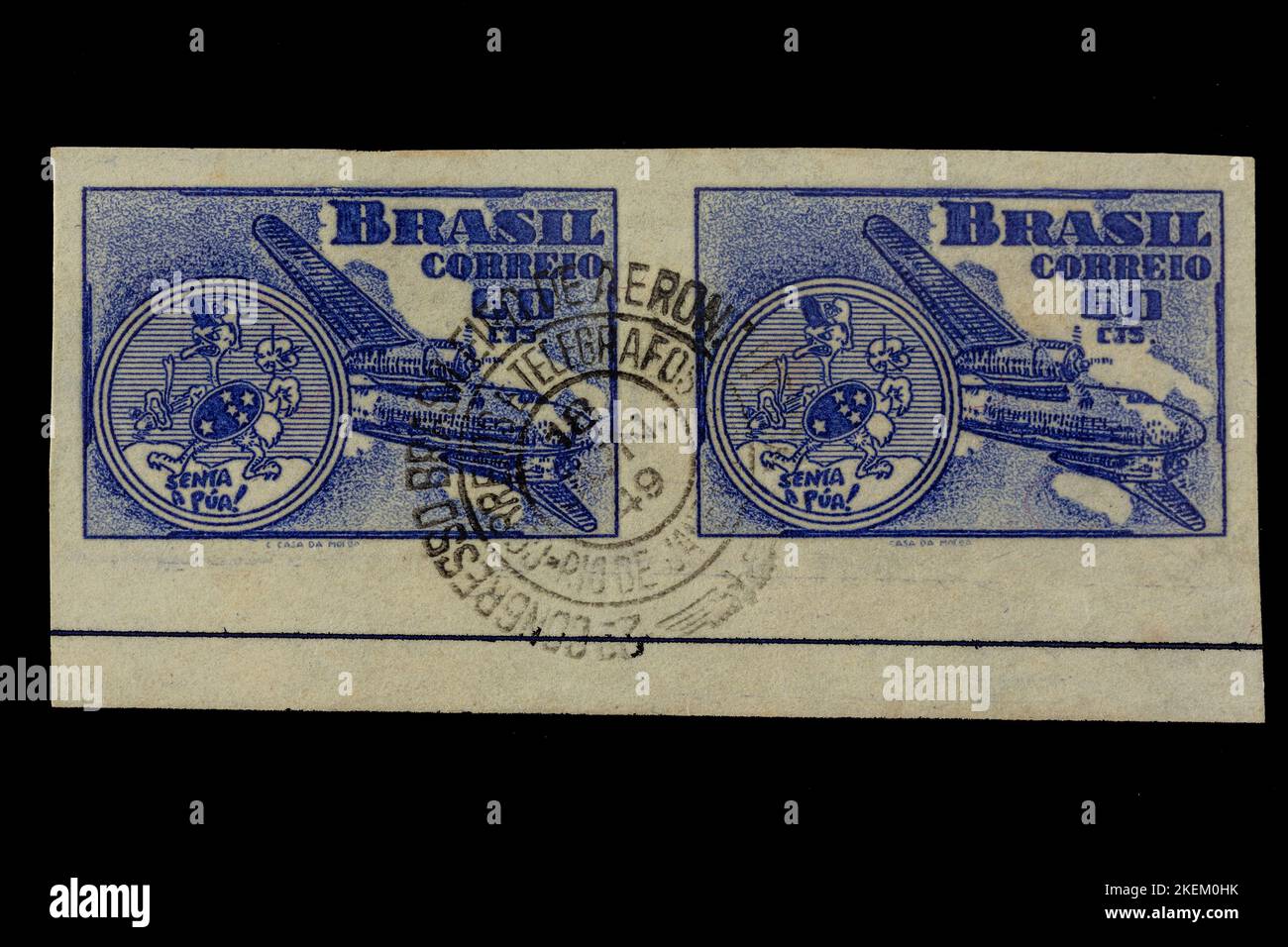 Vintage francobollo annullato dal Brasile circa 1949. Presenta la mascotte dello squadrone Brazilian Fighter del 1st. Il motto ha colpito duro. Foto Stock