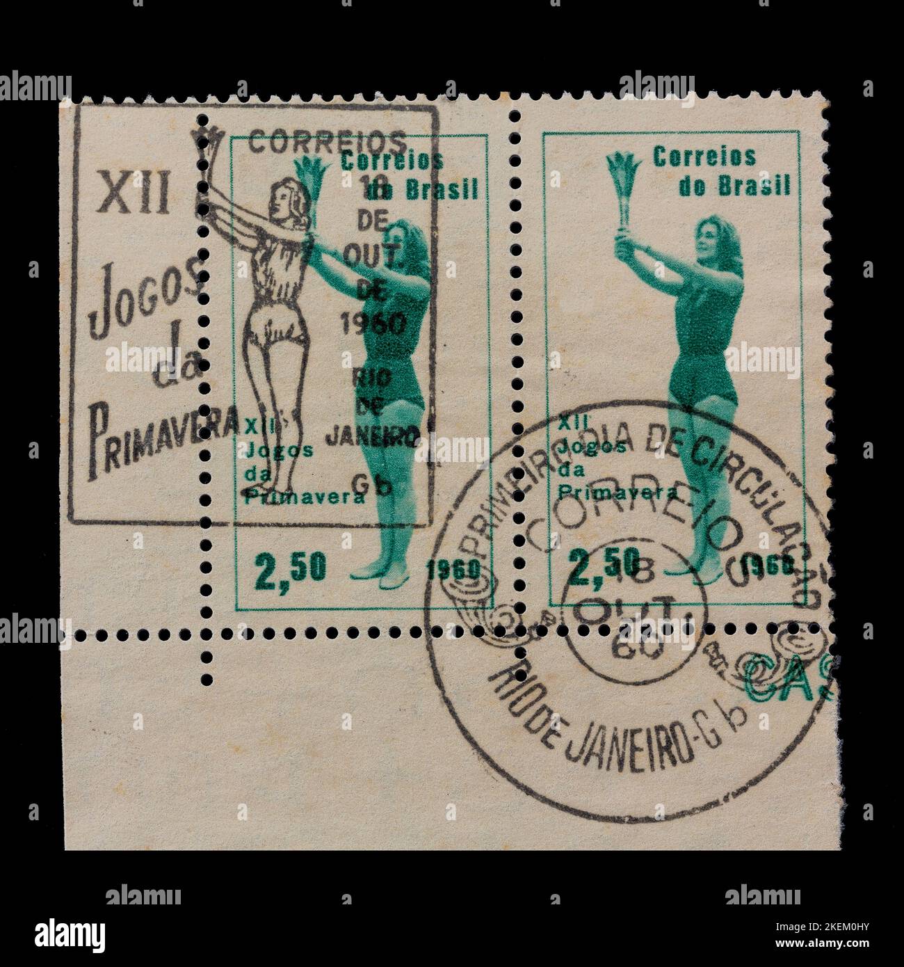 Vintage francobollo annullato dal Brasile circa 1960. Raffigura il 12th° anniversario dei Giochi di primavera. Donna che tiene una torcia echeggiato in timbro postale. Foto Stock