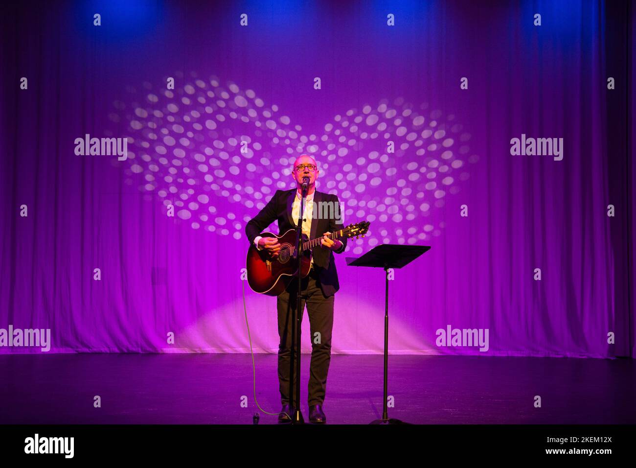 Il Papa Mal/Maltwyn si esibisce sul palco all'apertura del Teatro Michael Sheen, a Port Talbot 2016 Foto Stock