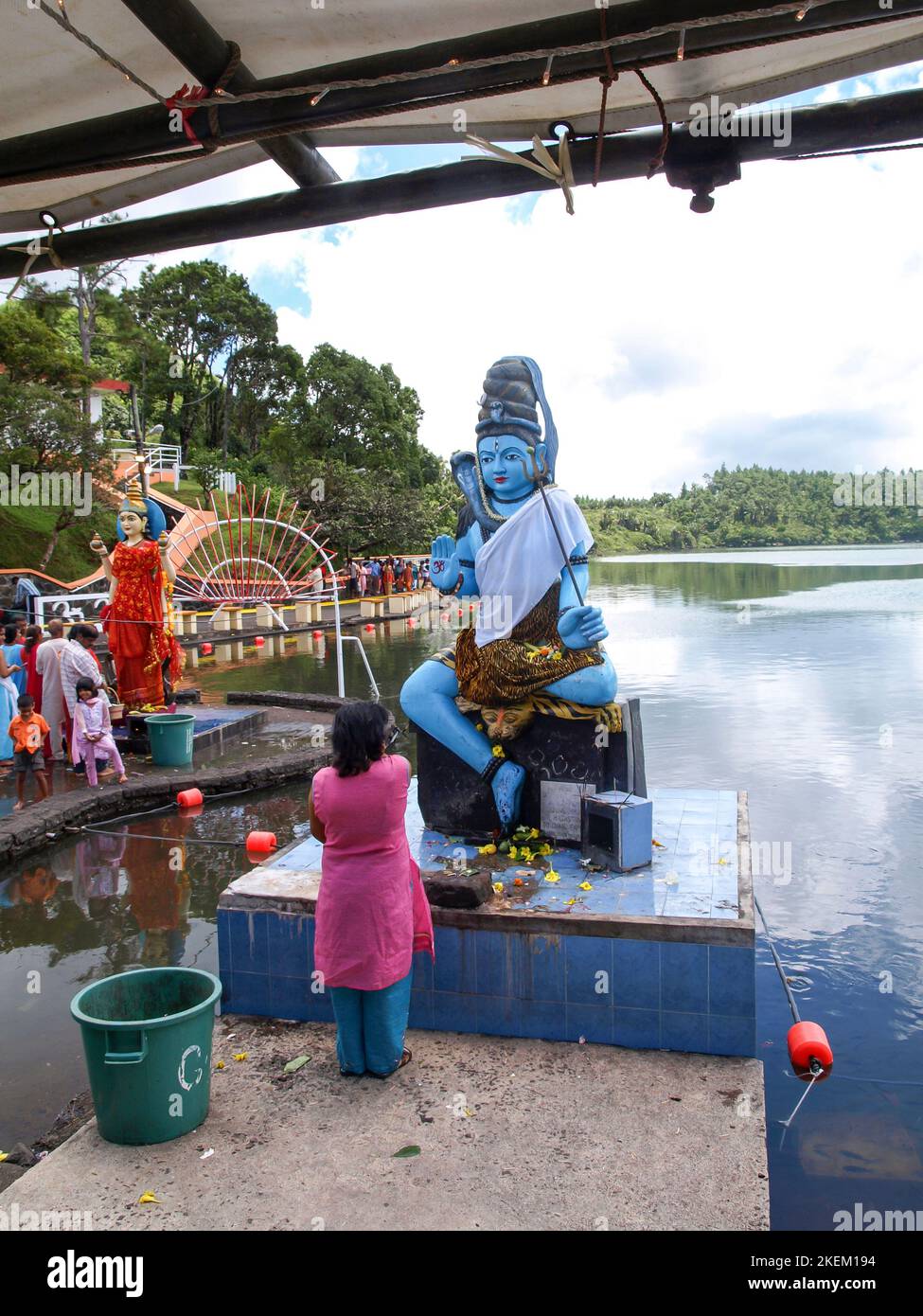 GRAND BASSIN, MAURITIUS - 24 FEBBRAIO 2011: La donna prega davanti alla statua del dio indù Shiva durante il festival indù di Maha Shivaratri a Maur Foto Stock