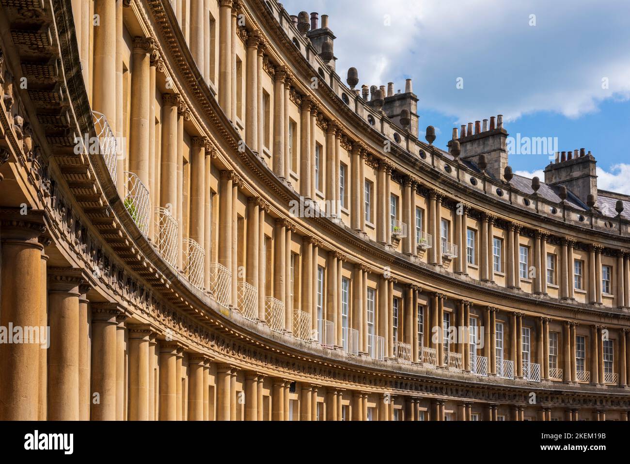 Il Royal Crescent a Bath, una fila di 30 case terrazzate disposte in un'ampia mezzaluna nella città di Bath, Inghilterra Foto Stock