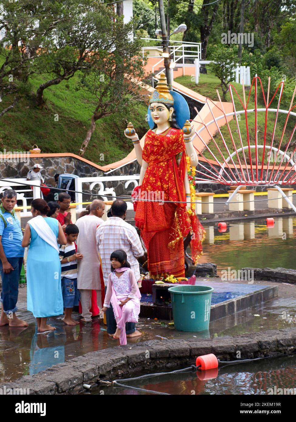 GRAND BASSIN, MAURITIUS - 24 FEBBRAIO 2011: Statua della dea indù Laksmi con pellegrini in preghiera durante il festival indù di Maha Shivaratri in Foto Stock