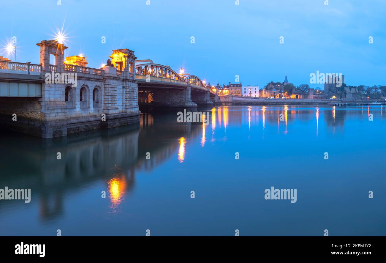 Rochester panoramica di fronte al fiume Medway al crepuscolo Foto Stock