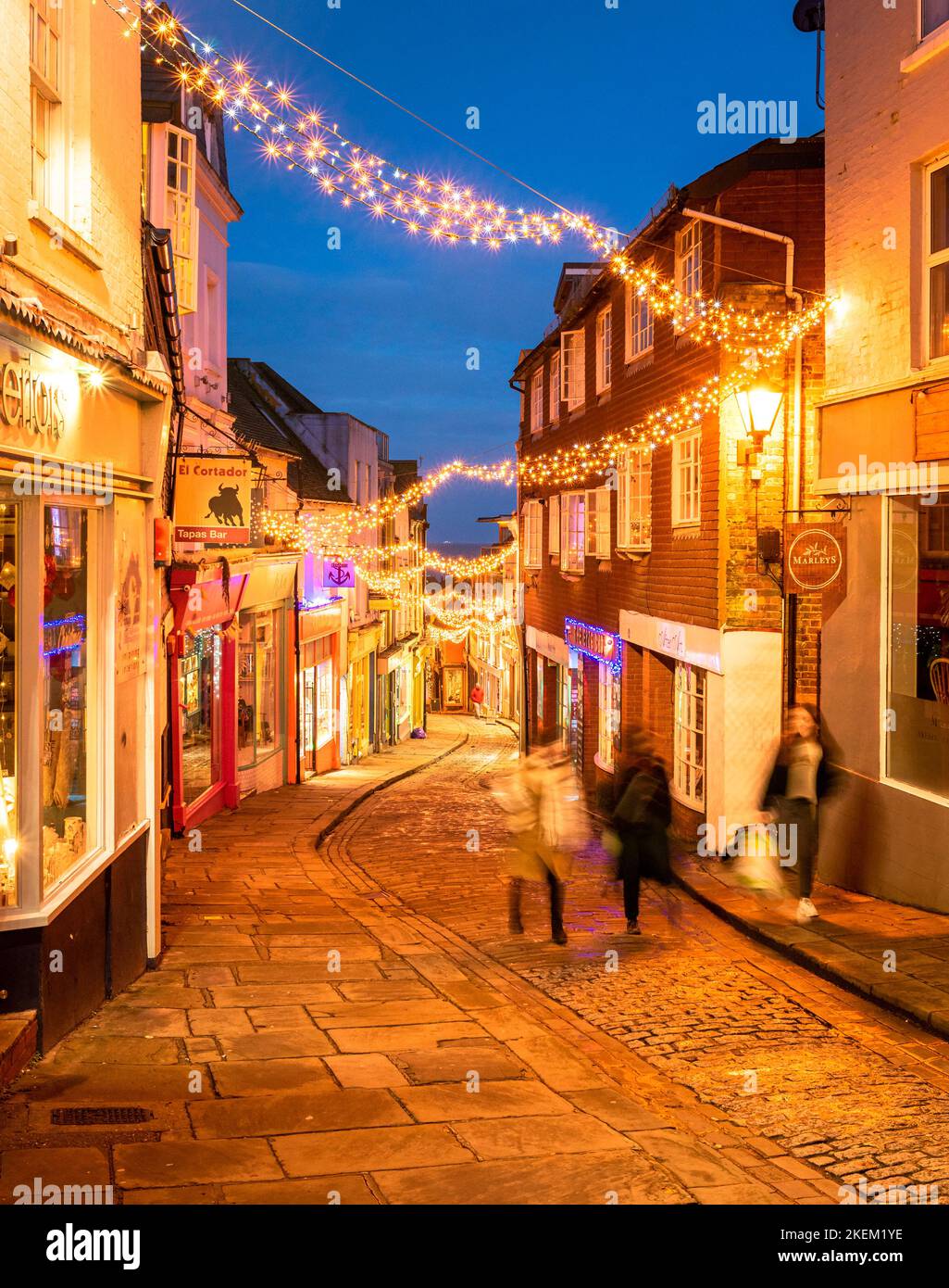 Luci di Natale lungo la Old High Street nel quartiere creativo di Folkestone Foto Stock