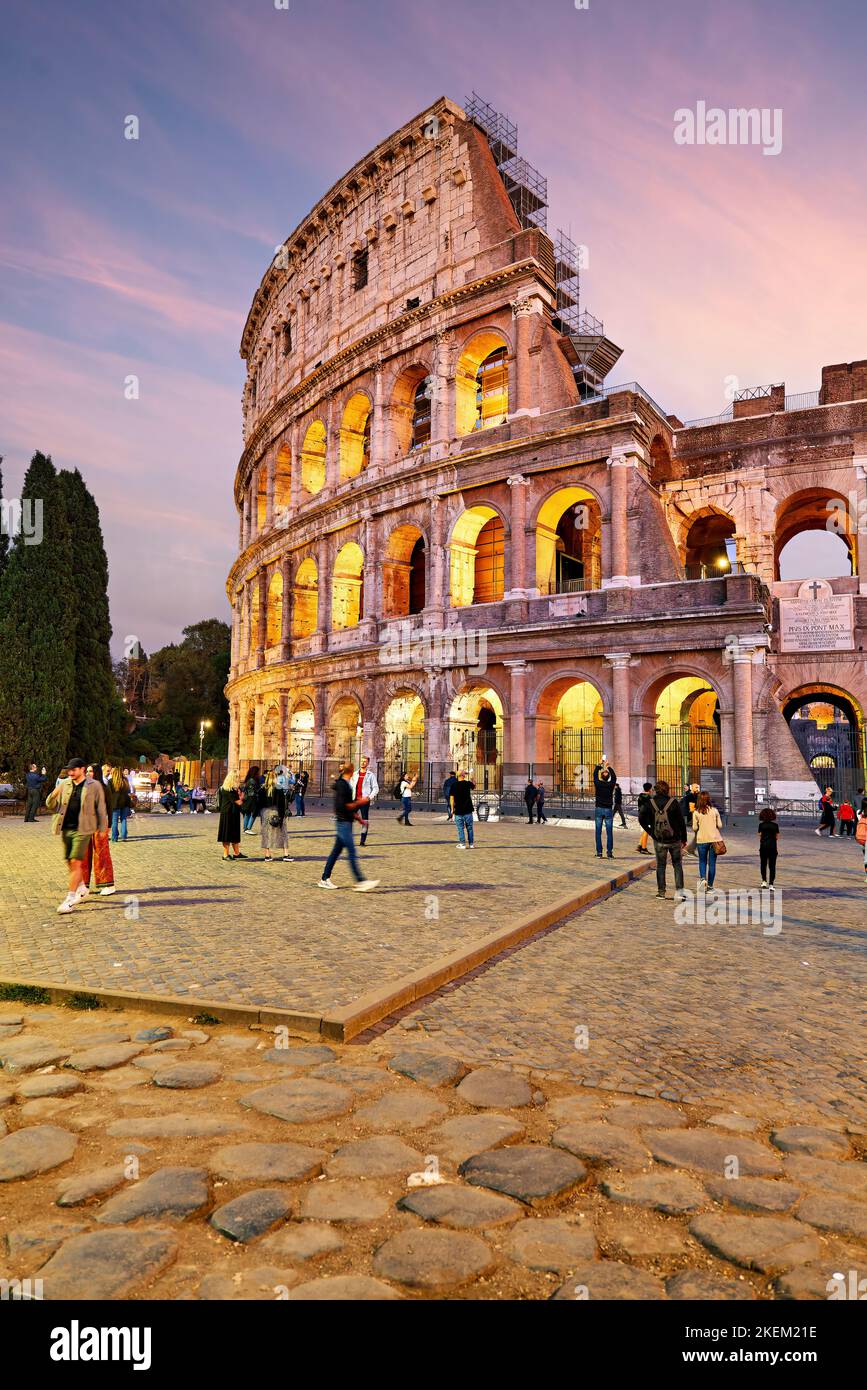 Roma Lazio Italia. Il Colosseo è un anfiteatro ovale situato nel centro di Roma, a est del Foro Romano Foto Stock