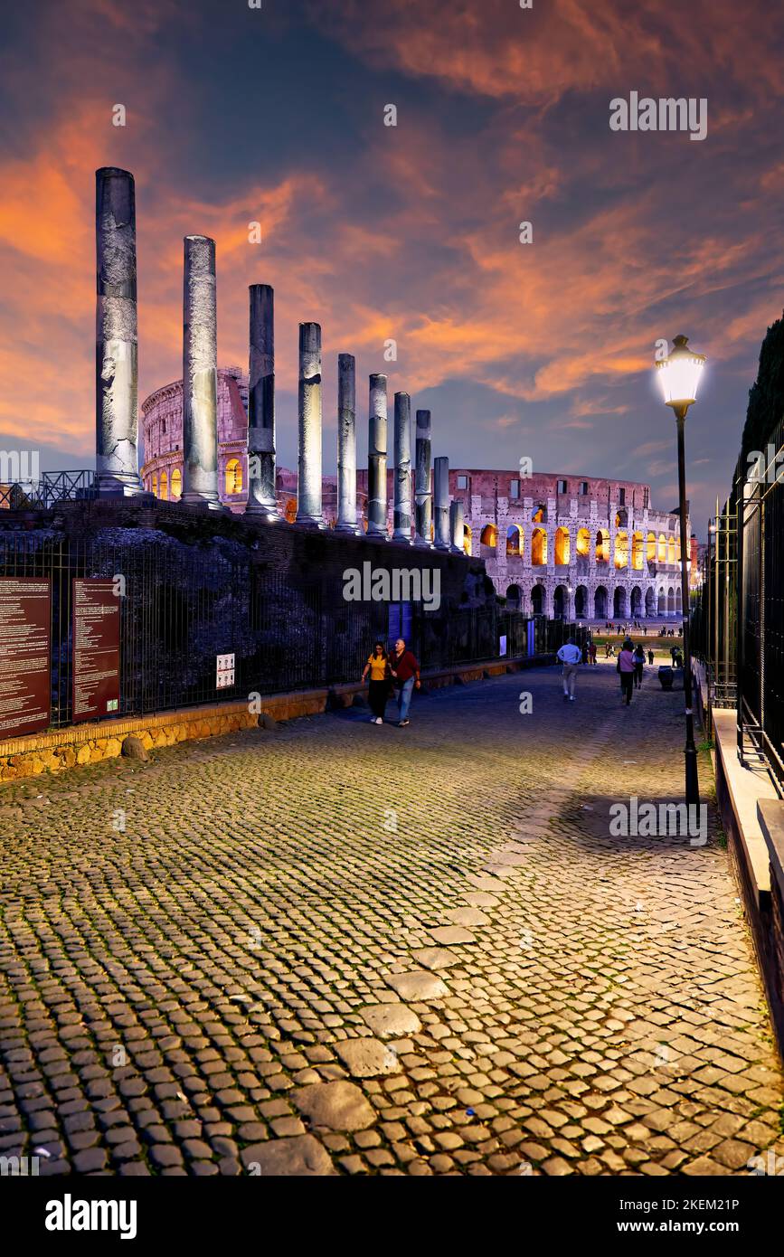 Roma Lazio Italia. Il Colosseo, anfiteatro ovale nel centro della città, visto dalla Via Sacra Foto Stock