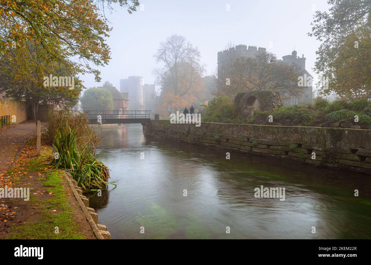 Figure nella nebbia; autunno a Westgate Gardens, un parco pubblico a Canterbury, Kent Foto Stock
