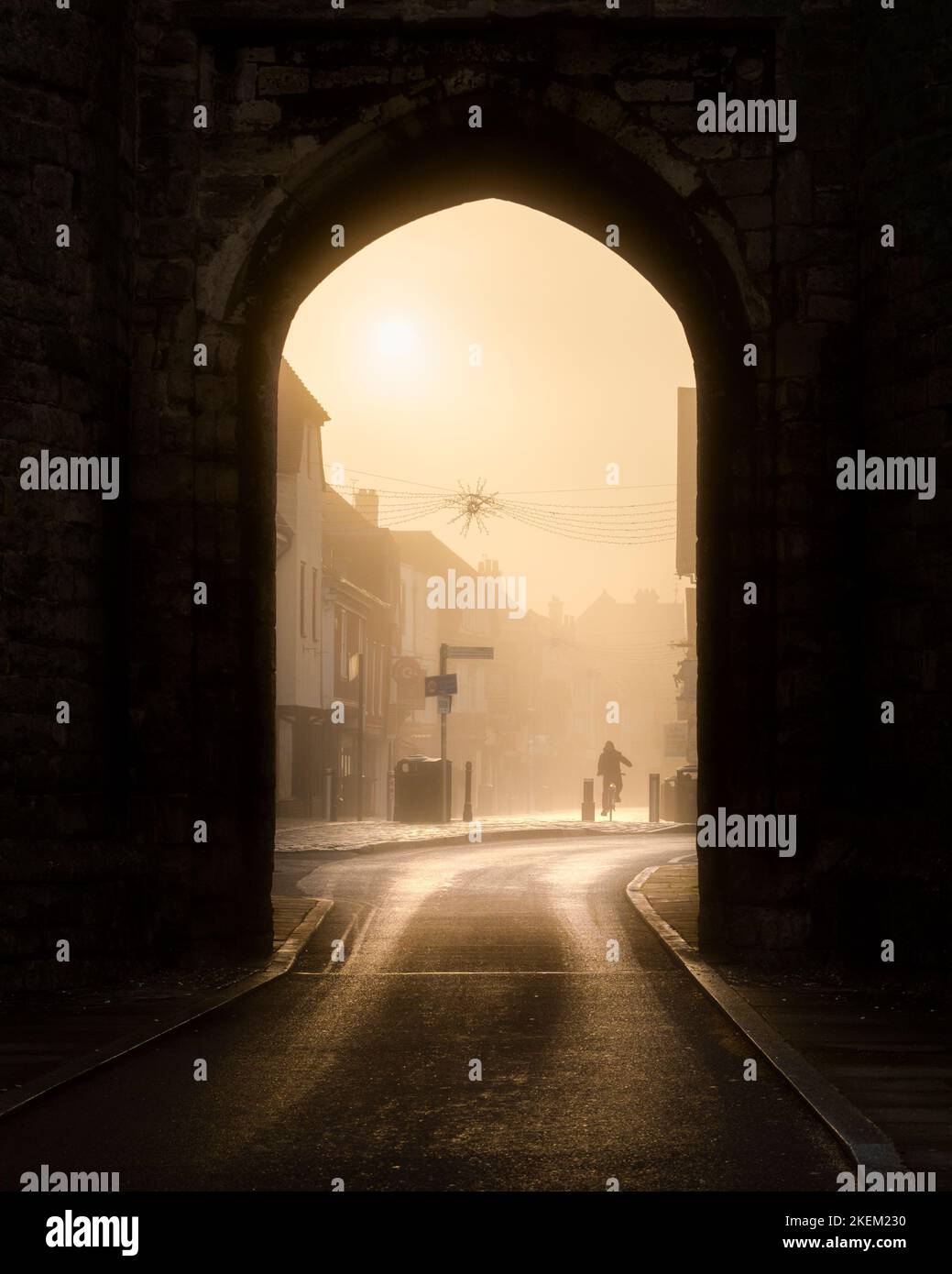 Sparare attraverso le Westgate Towers in una mattina misteriosa; la più grande porta della città sopravvissuta in Inghilterra. Foto Stock